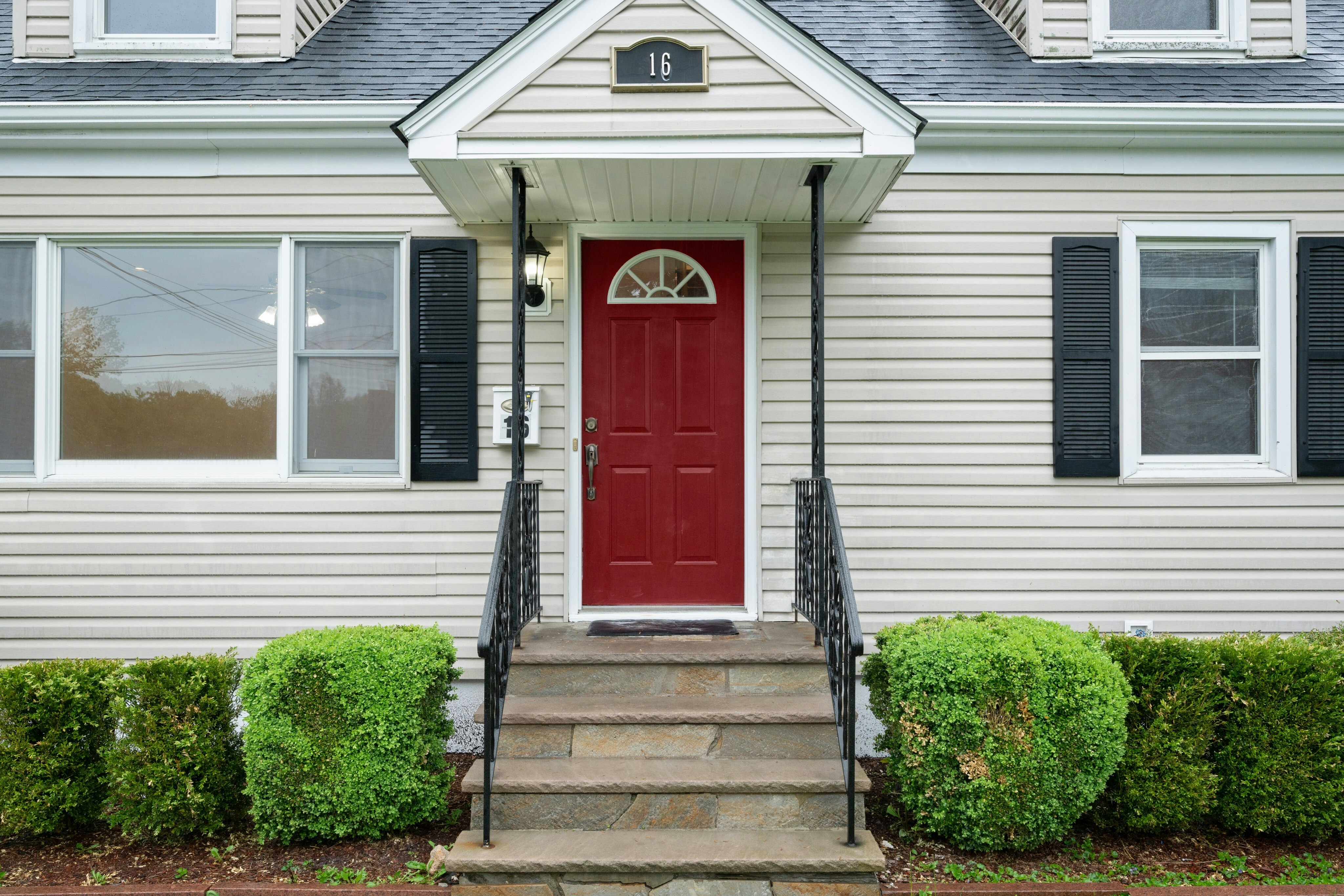 16 Lakeside Avenue 