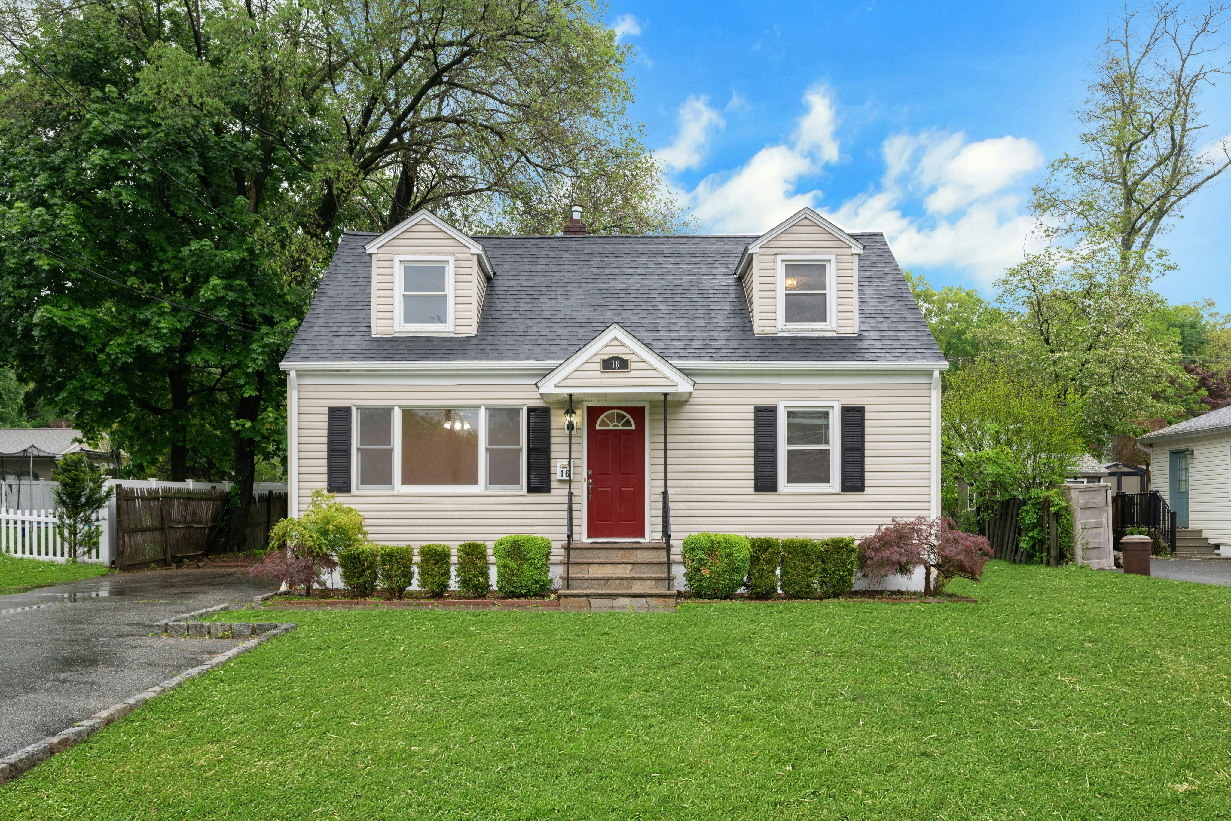16 Lakeside Avenue 