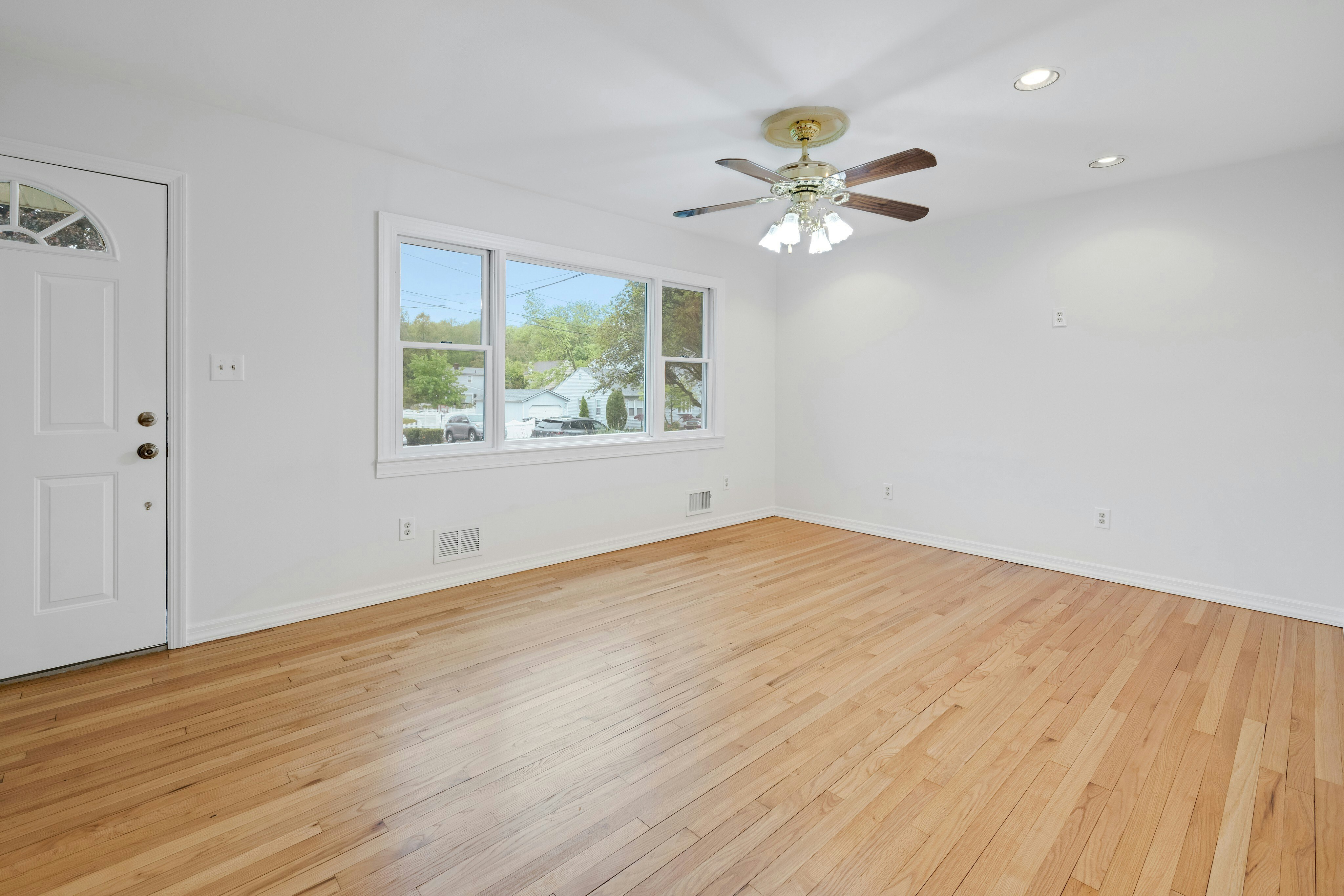 16 Lakeside Avenue 