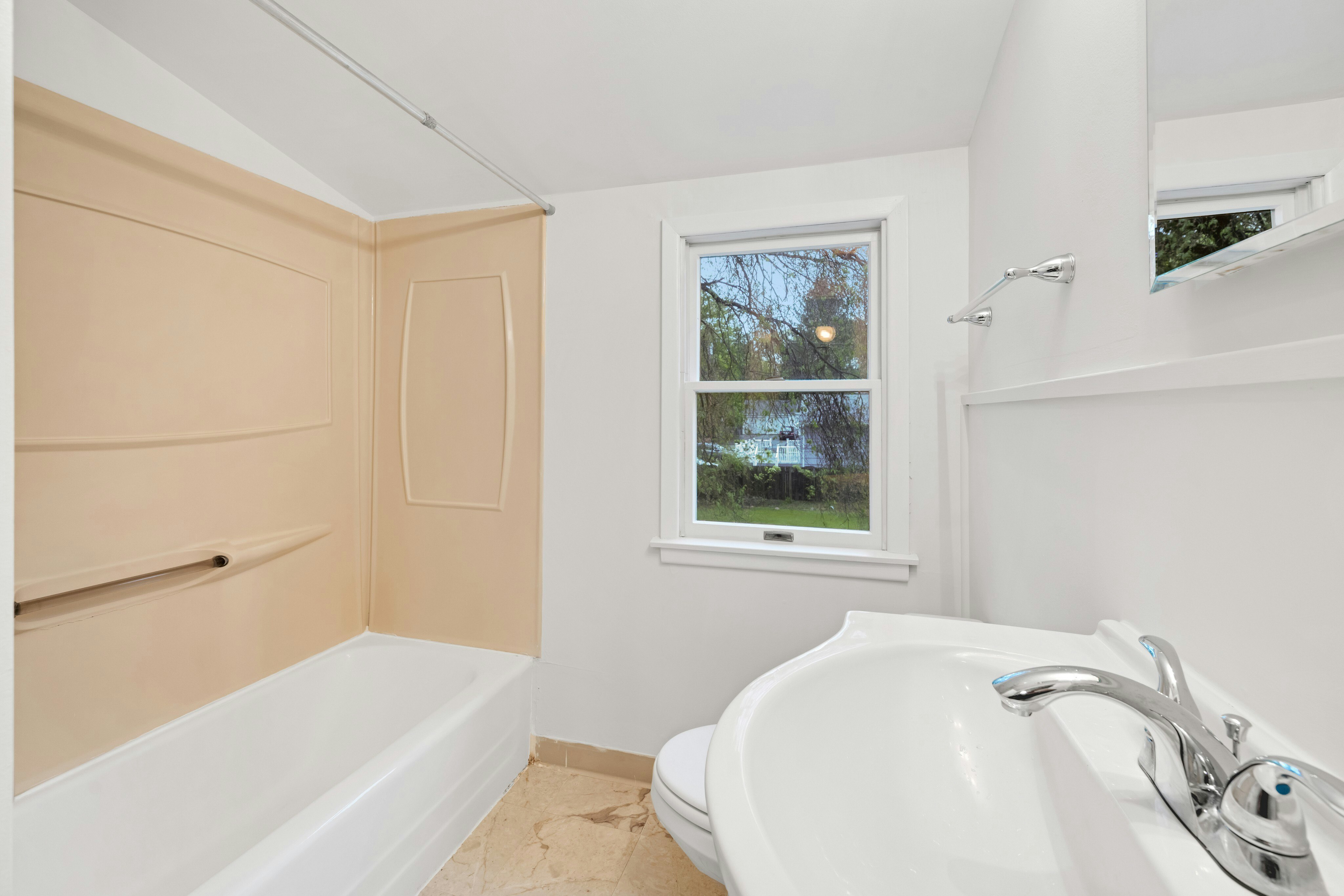 16 Lakeside Avenue 