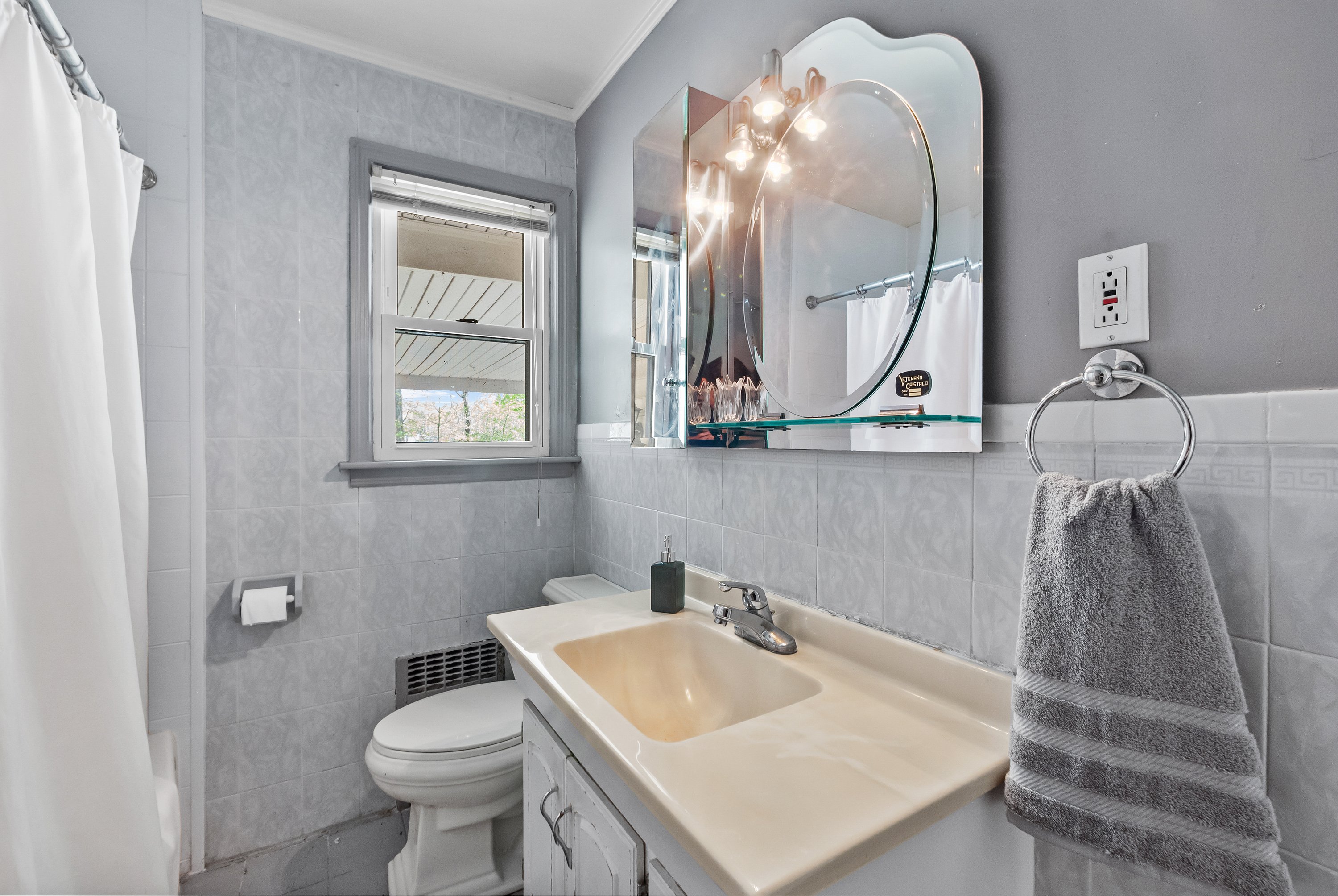 98 Roosevelt Boulevard 