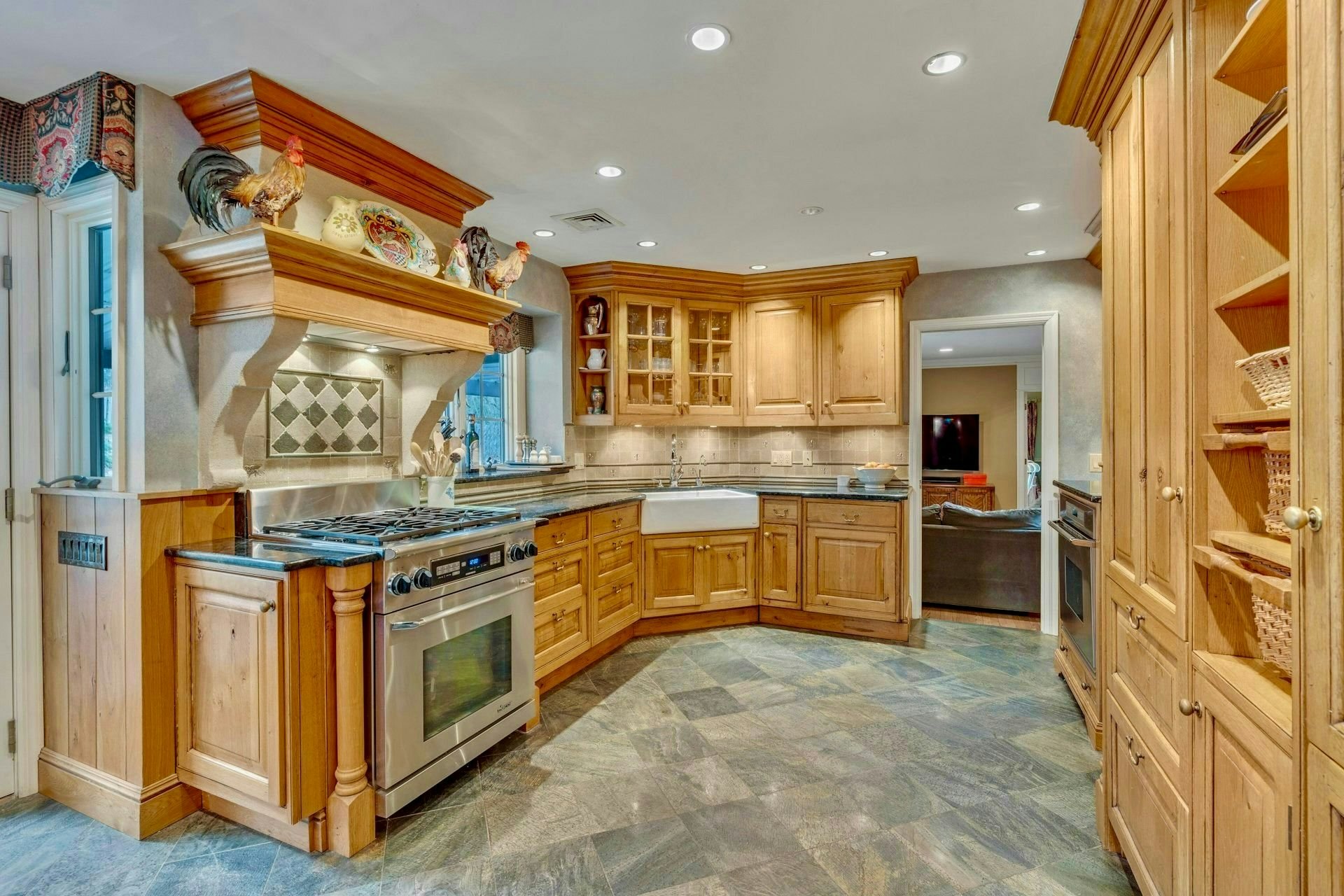 717 Ashmont