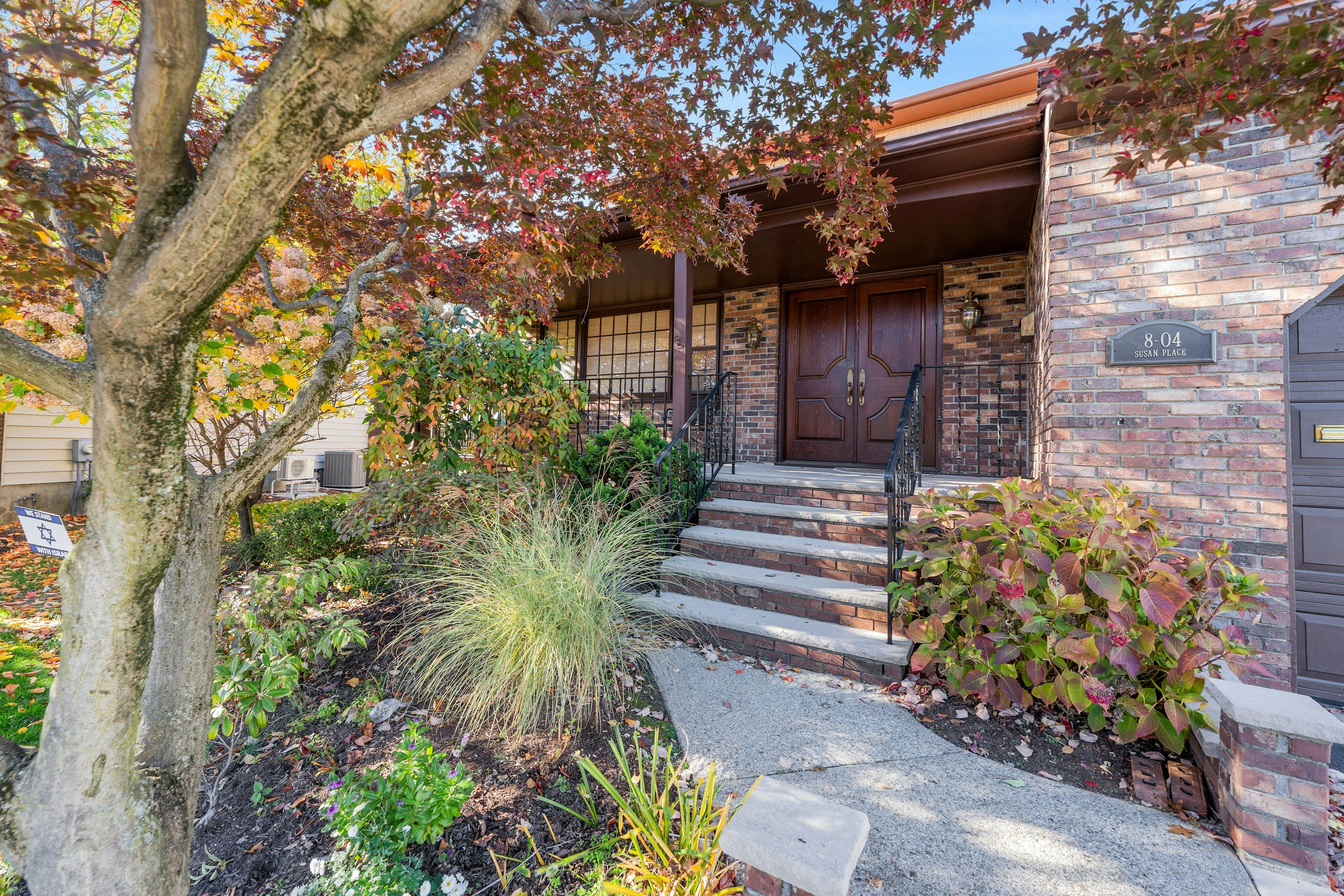 8-04 Susan Place 