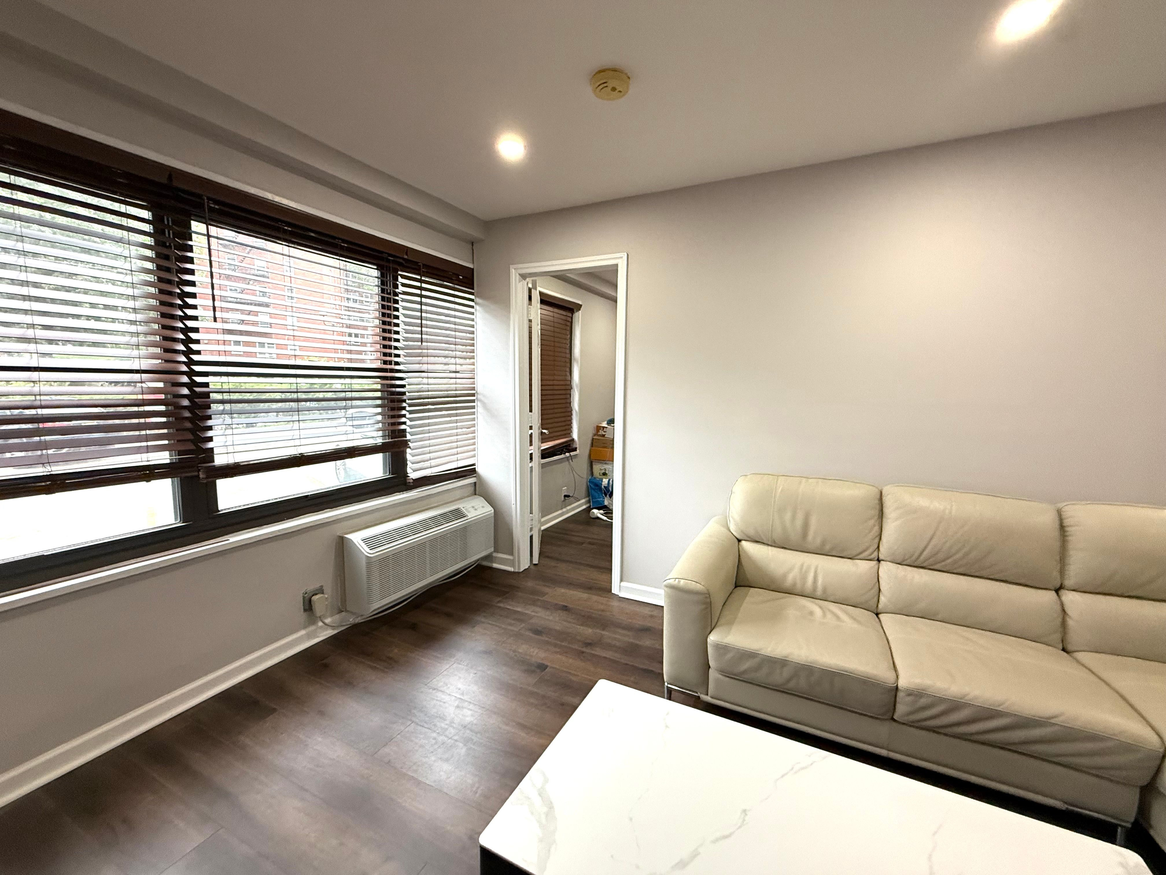 2352 Linwood Unit# 1H