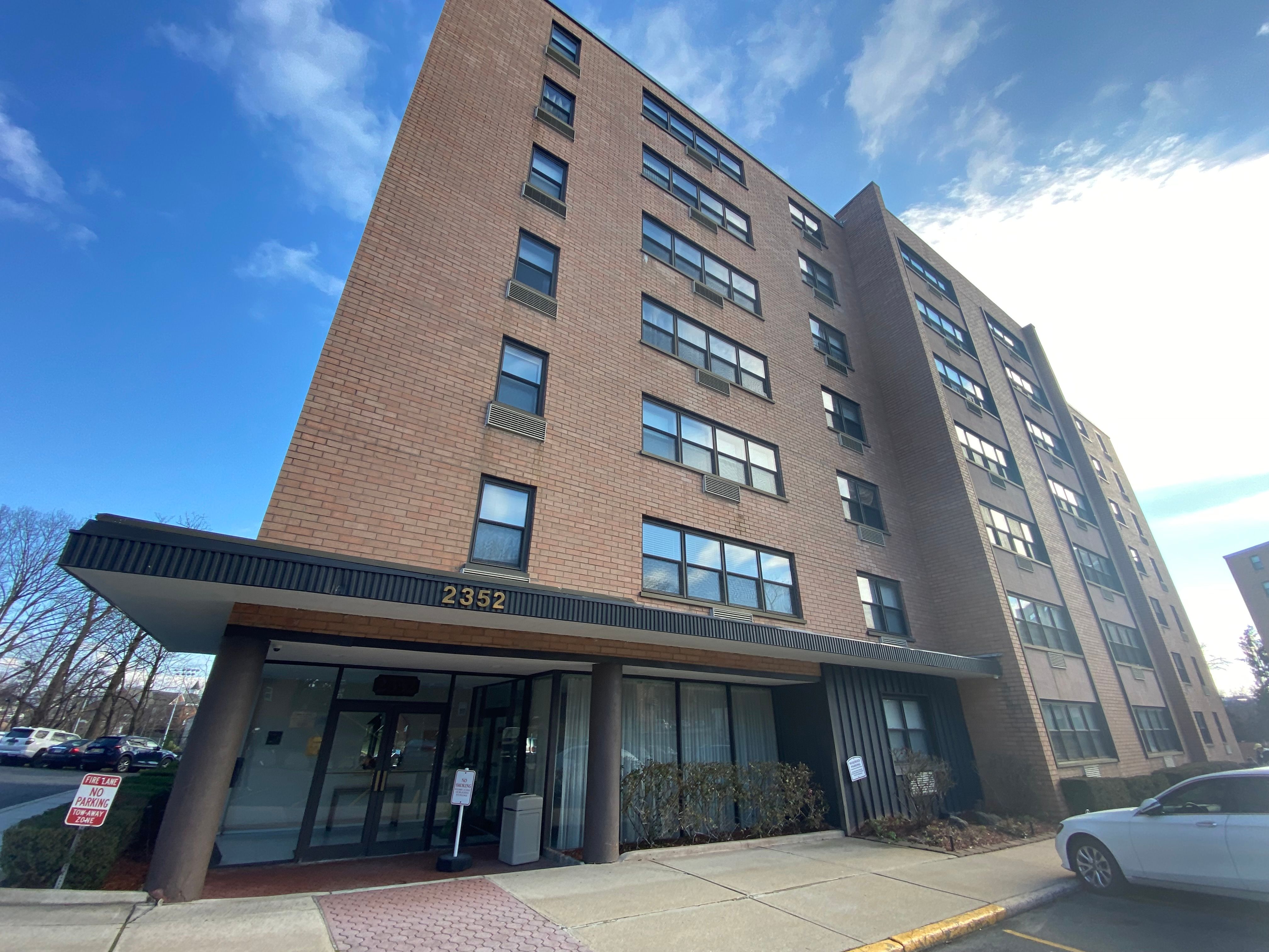 2352 Linwood Unit# 1H