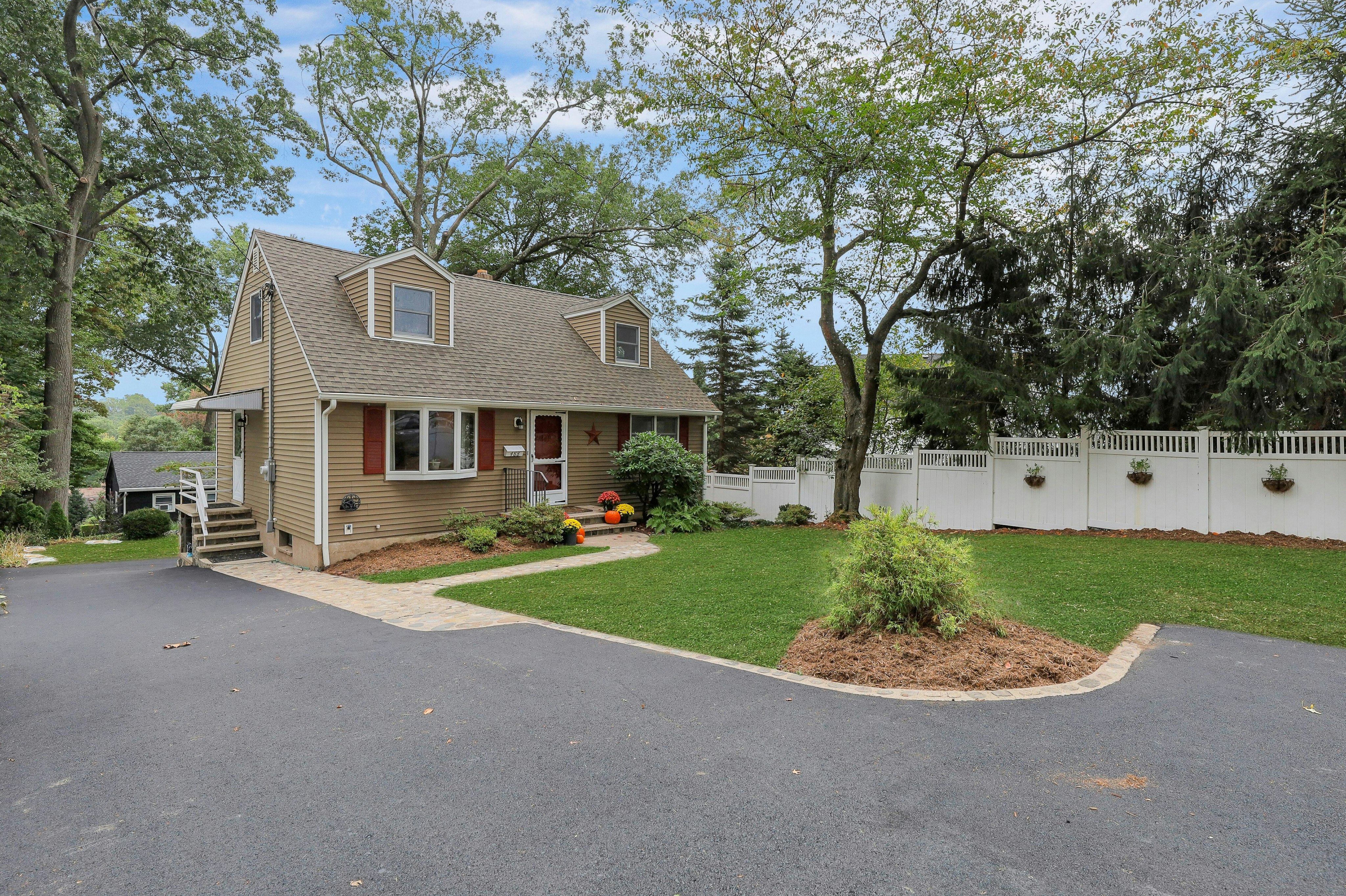 488 Baxter Avenue 