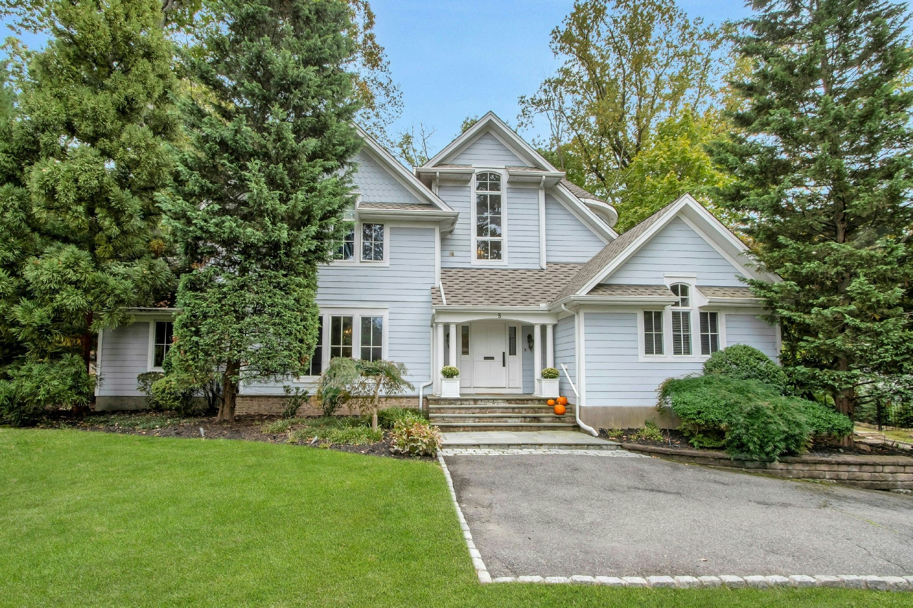 5 Leslie Place