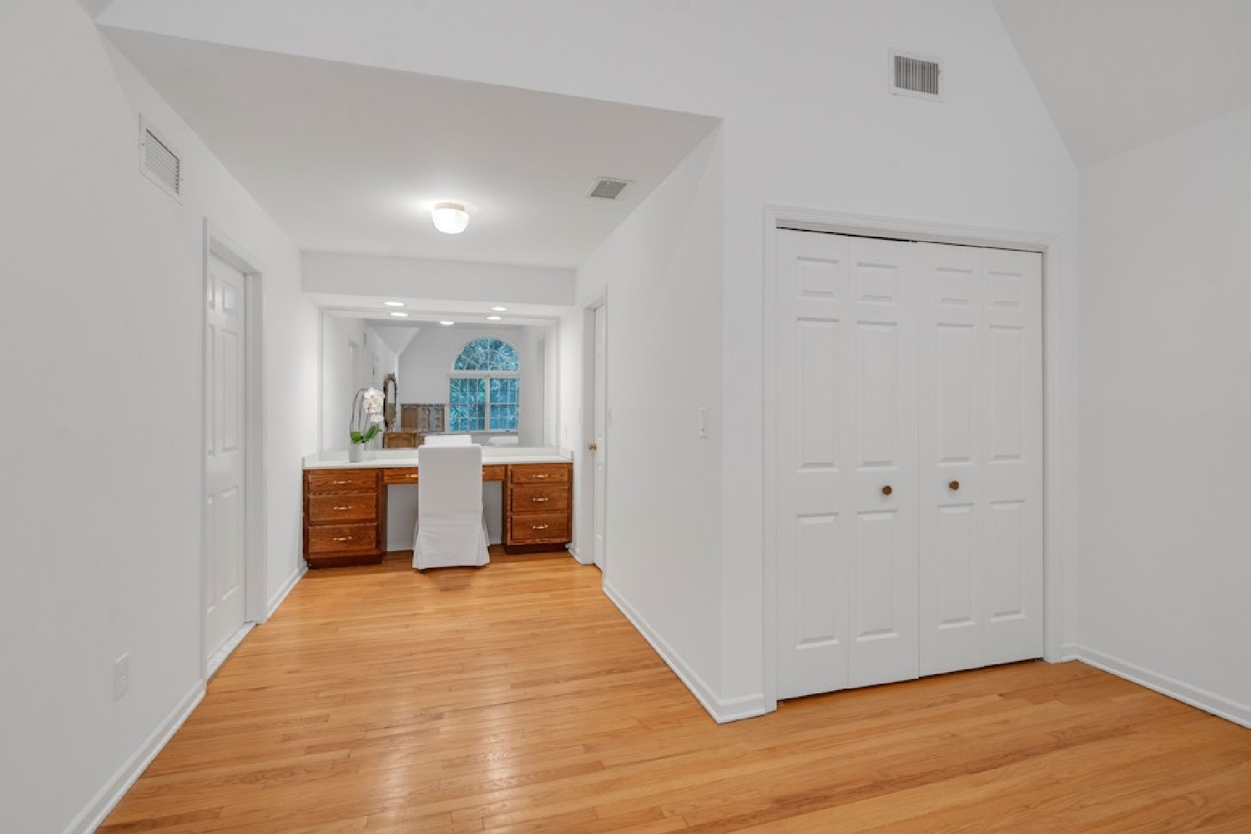 16 Carriage Lane 