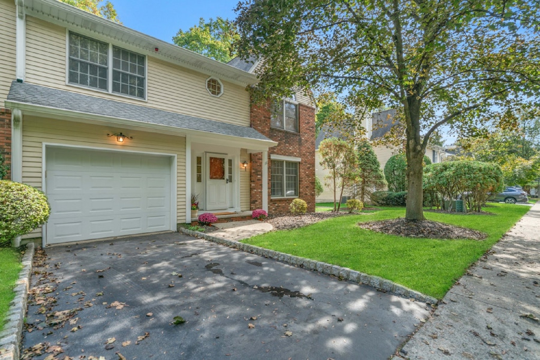 16 Carriage Lane 