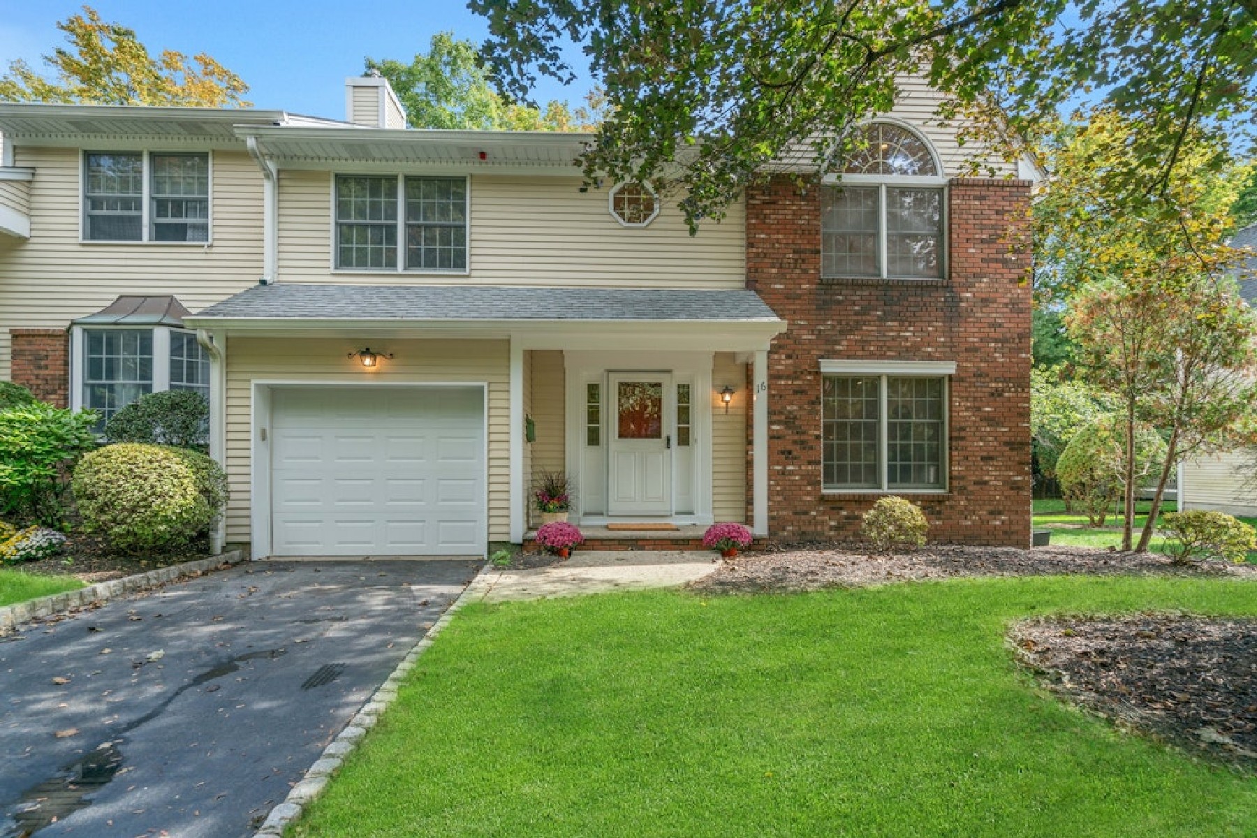 16 Carriage Lane 