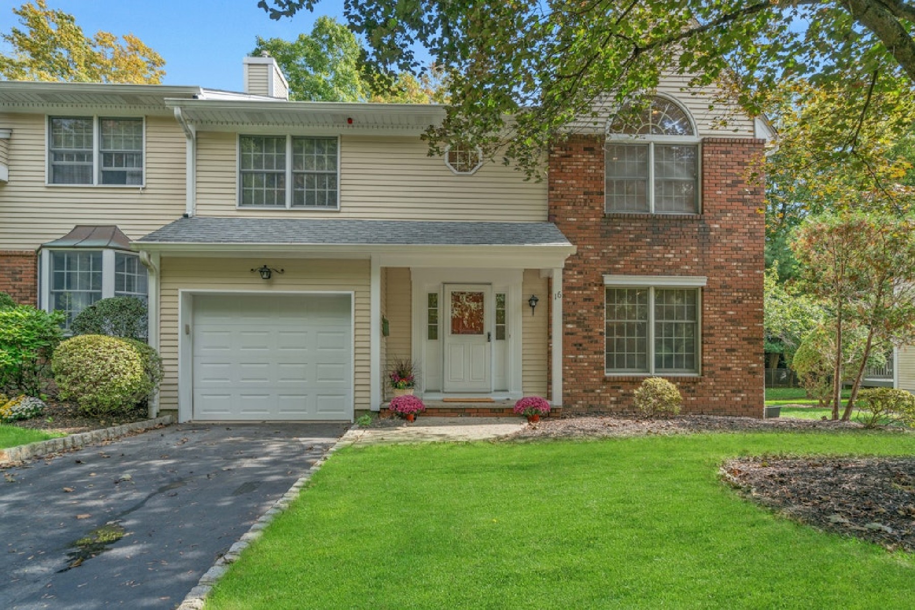 16 Carriage Lane 