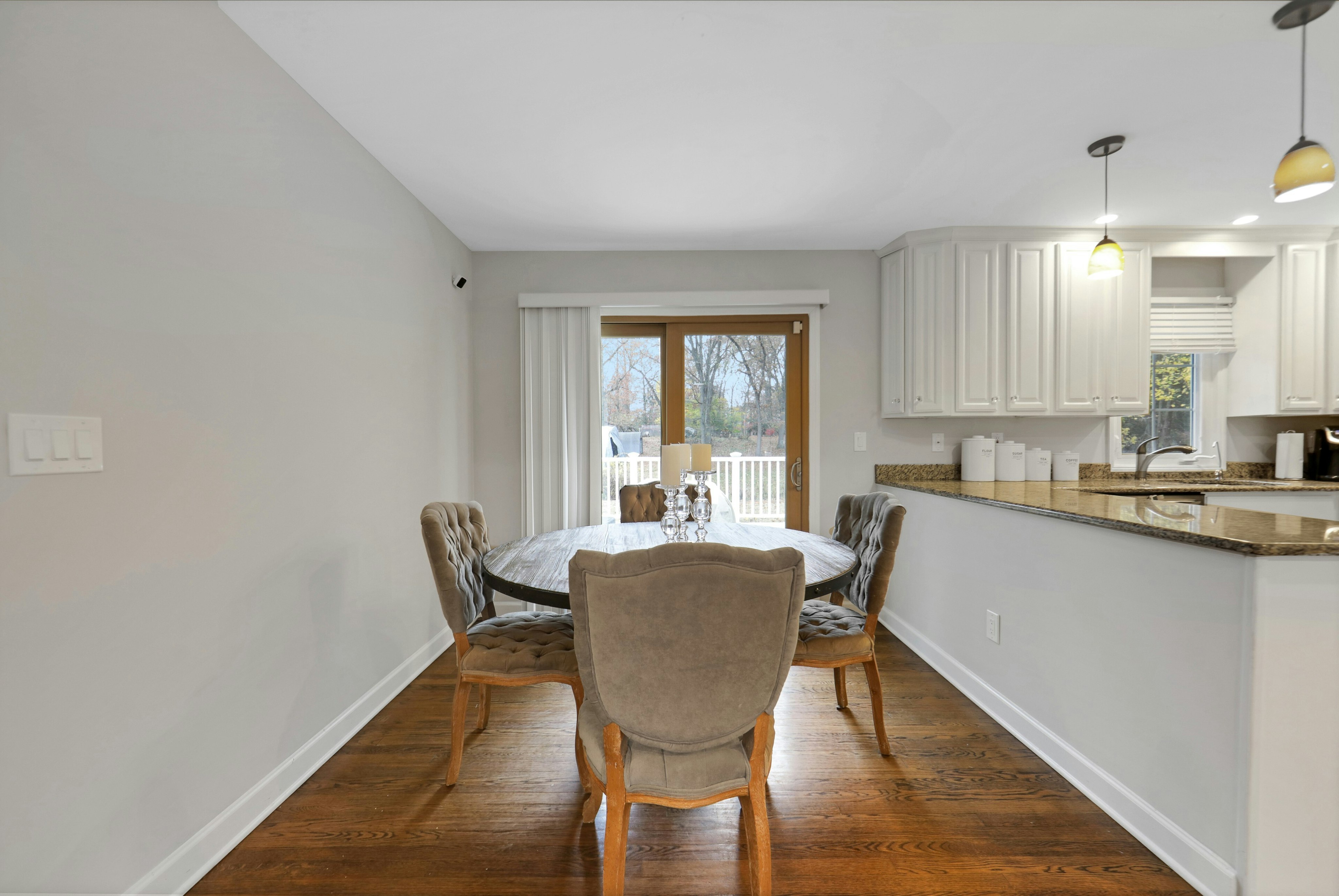 916 Colonial Road 