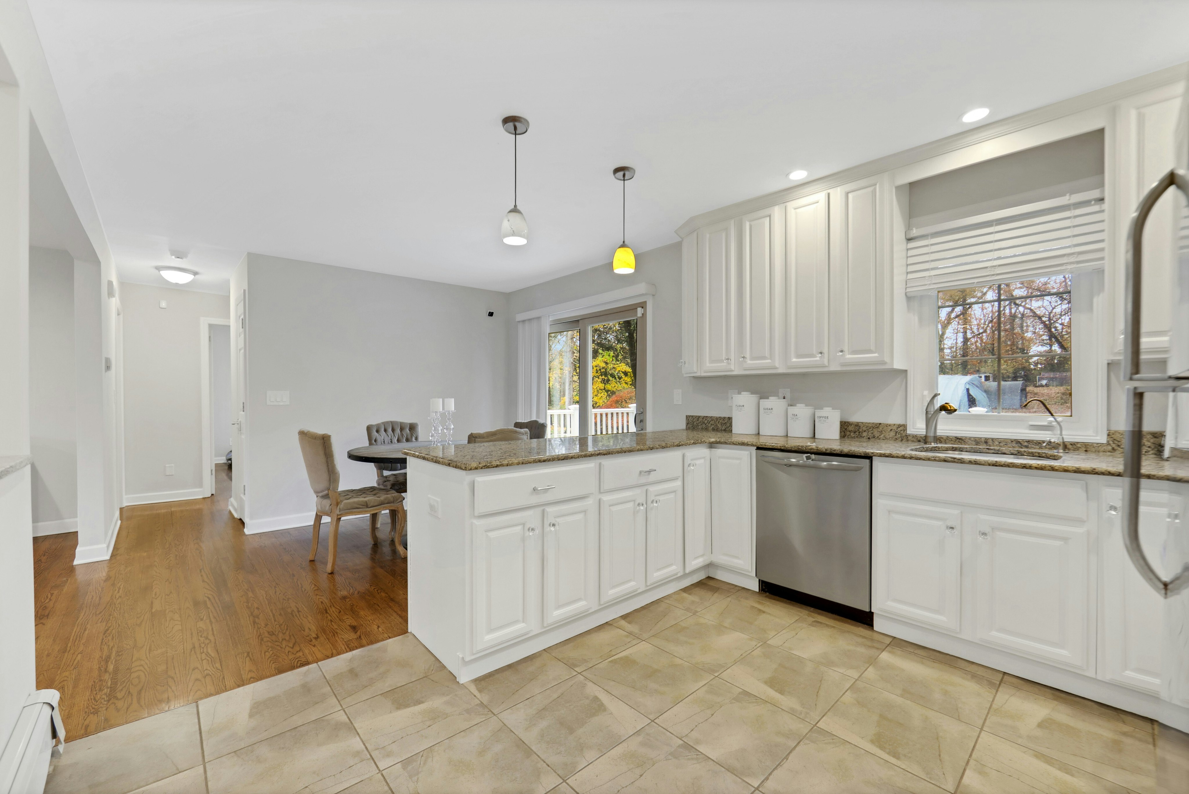 916 Colonial Road 