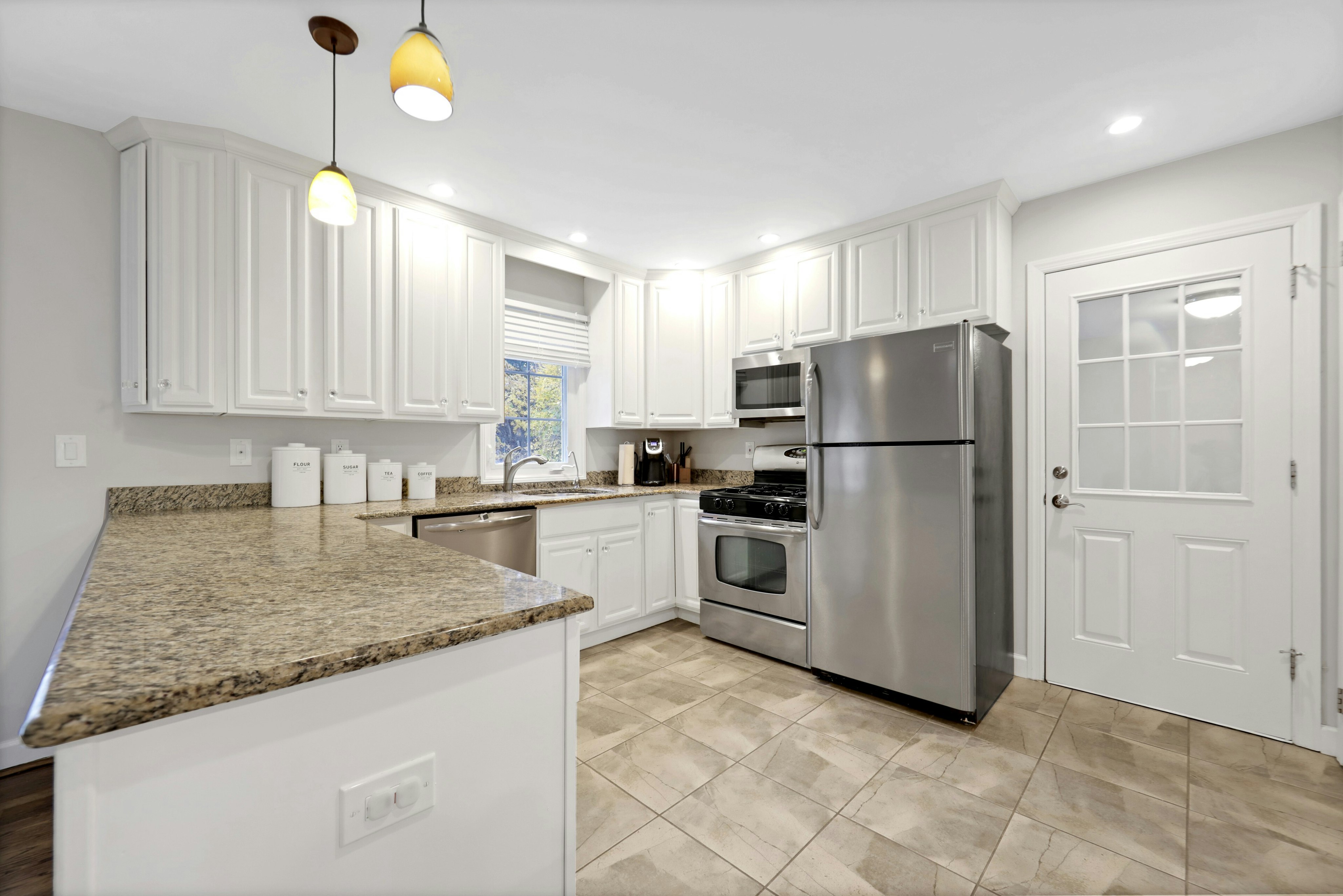916 Colonial Road 
