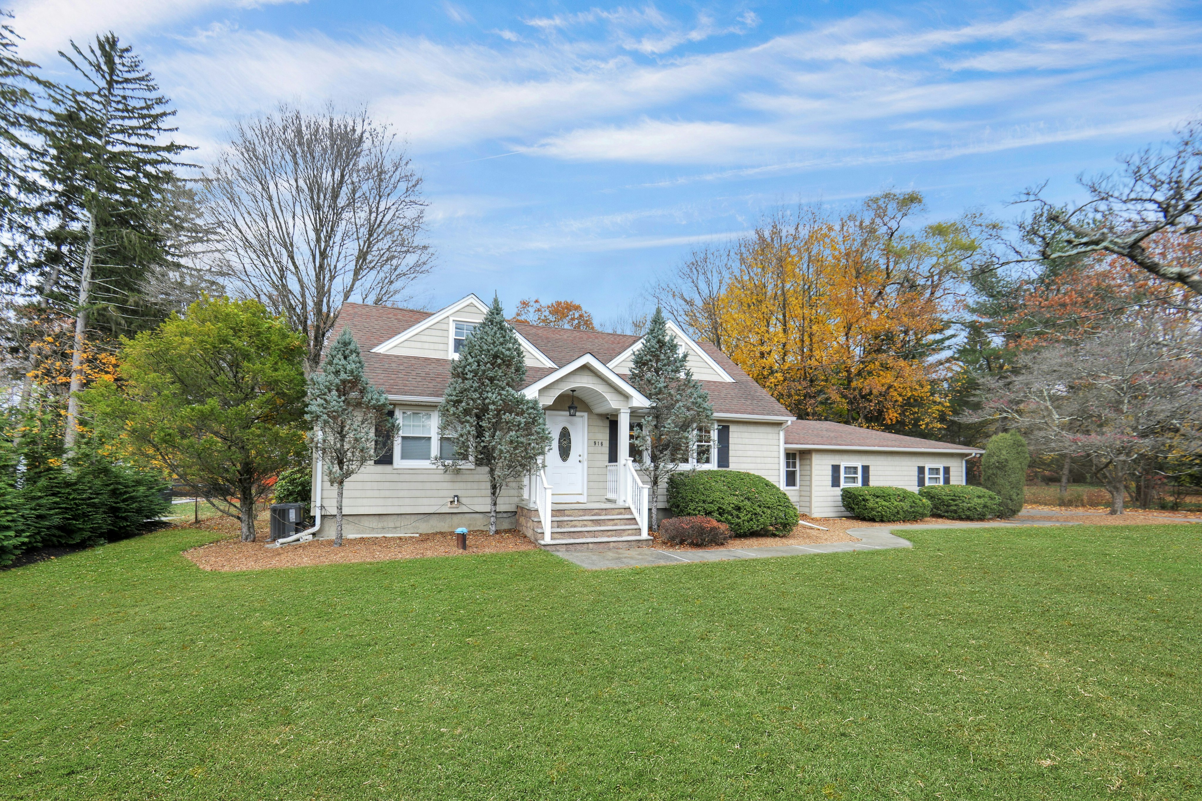 916 Colonial Road 