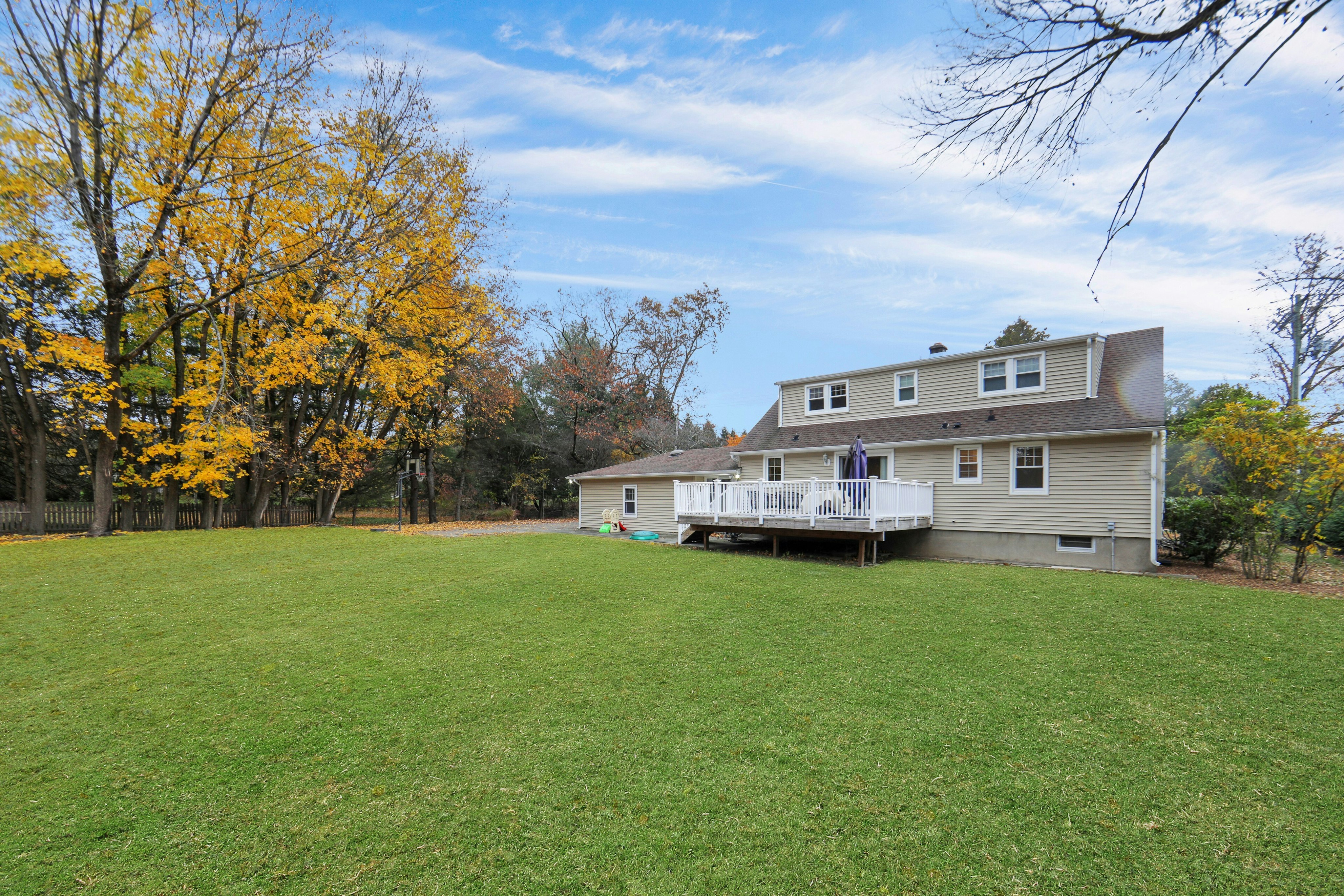 916 Colonial Road 