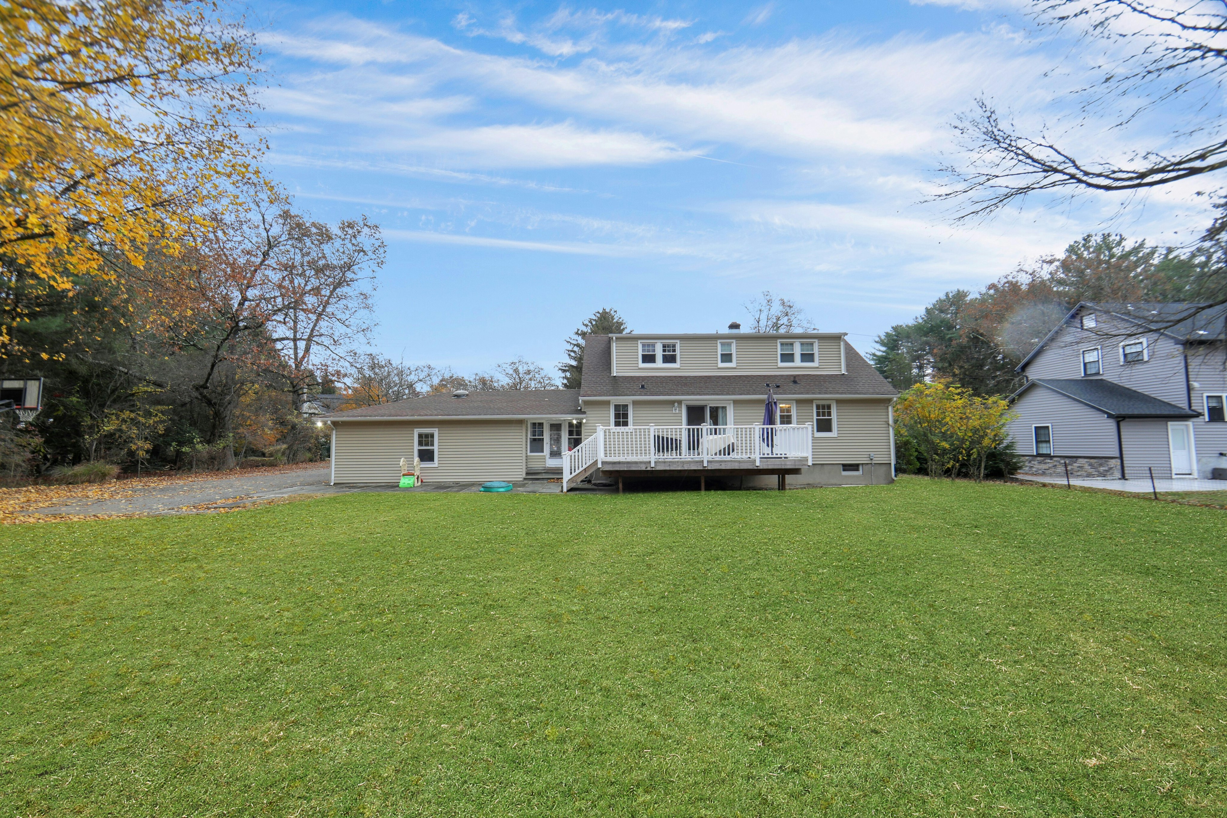 916 Colonial Road 