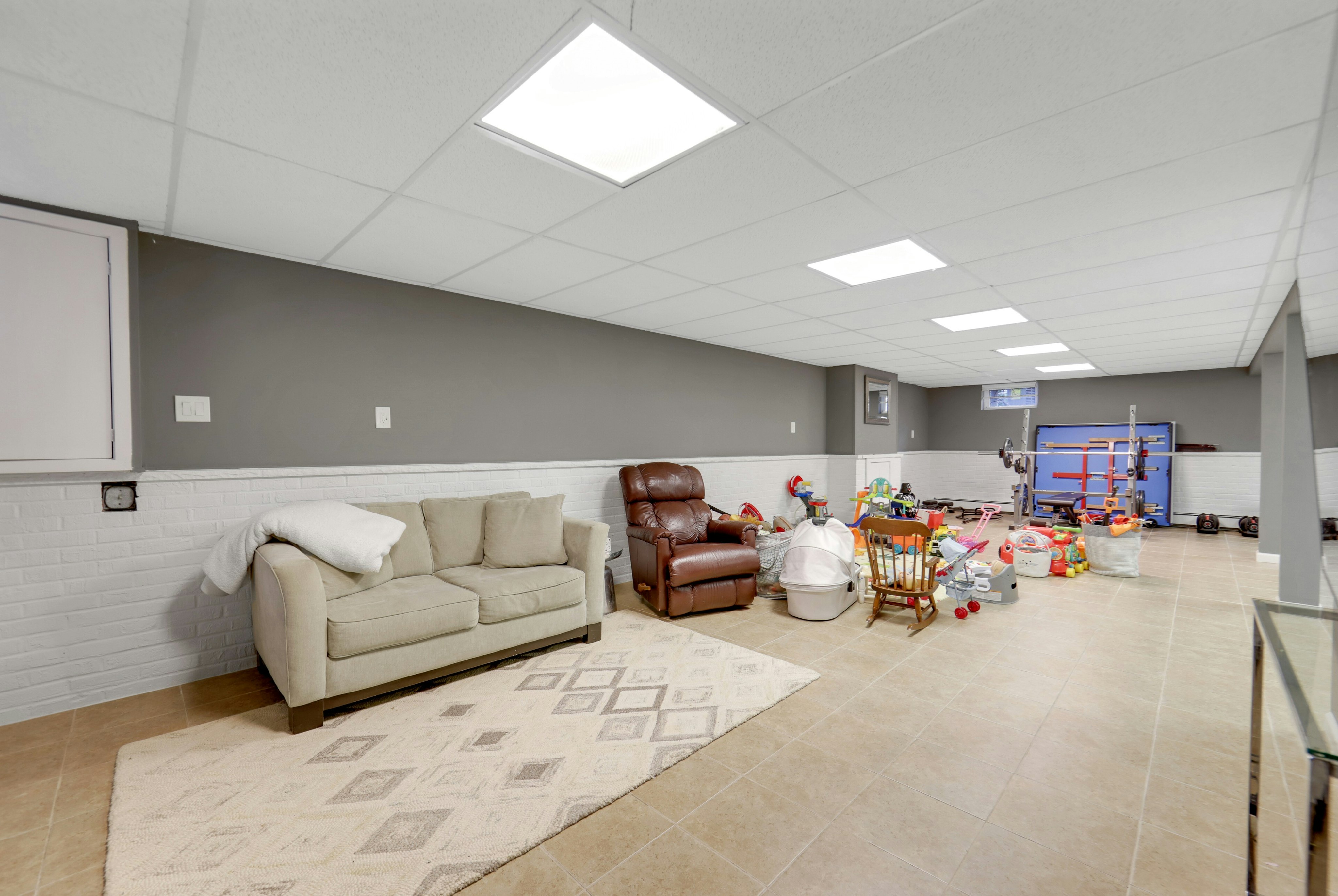 916 Colonial Road 
