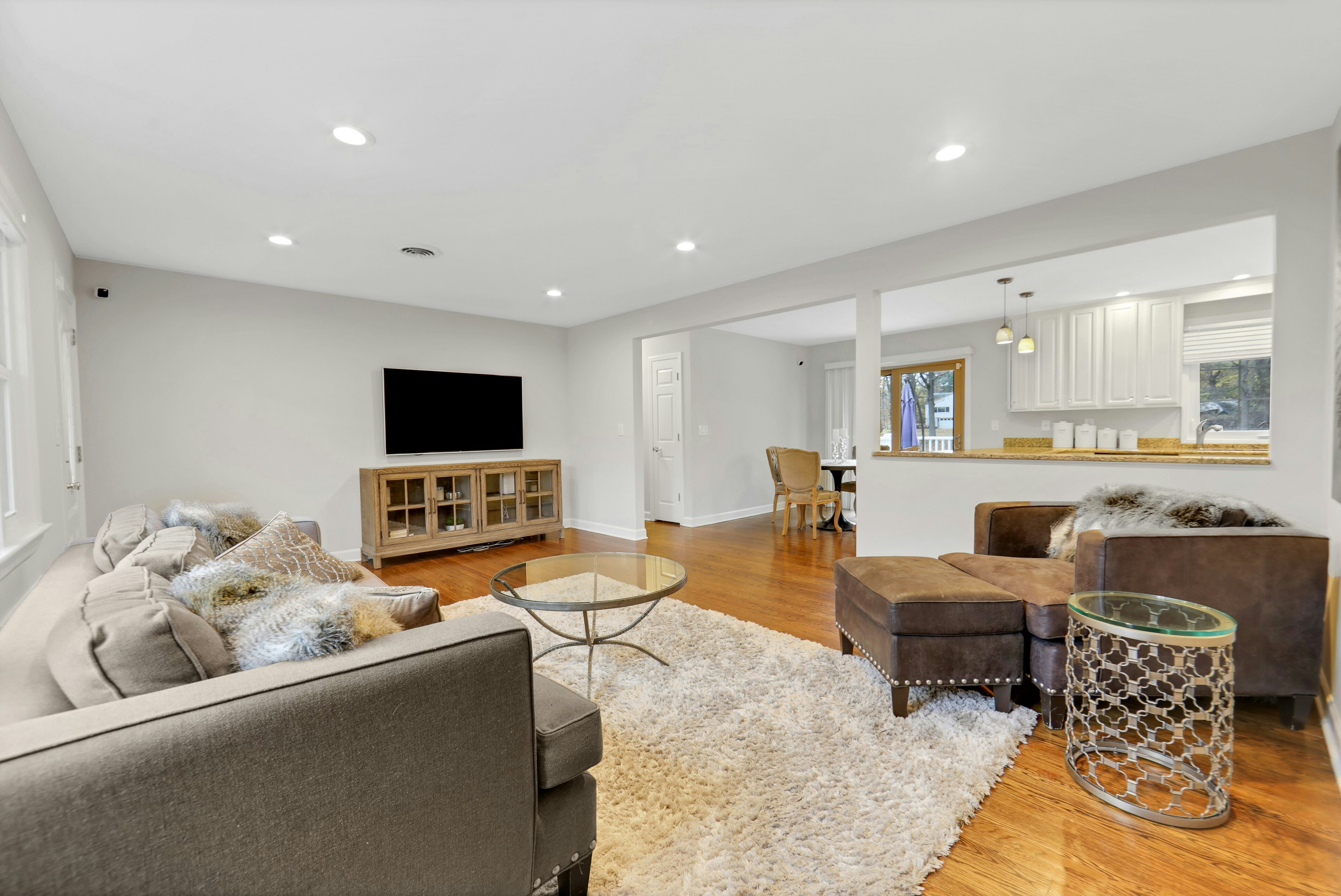 916 Colonial Road 