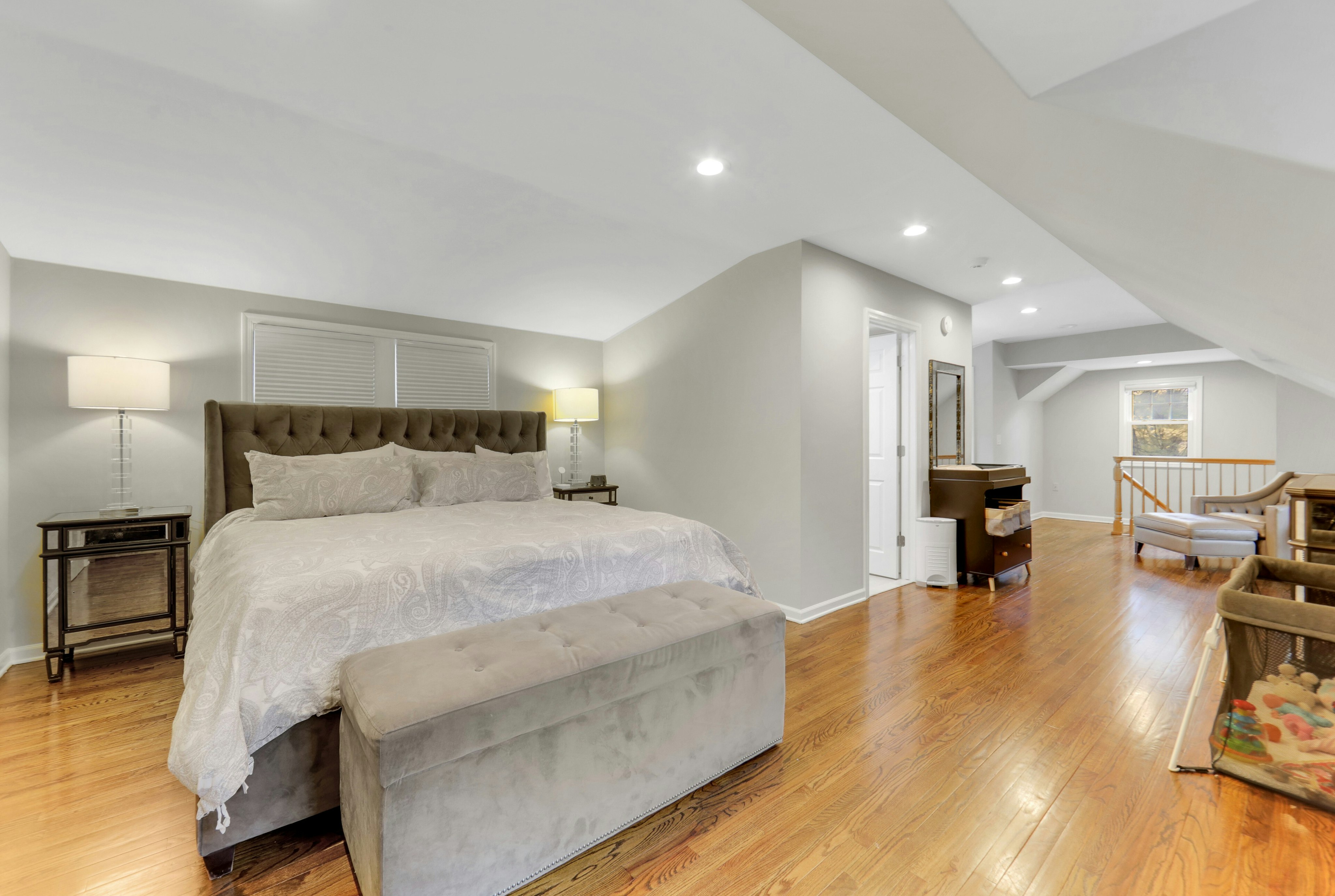 916 Colonial Road 