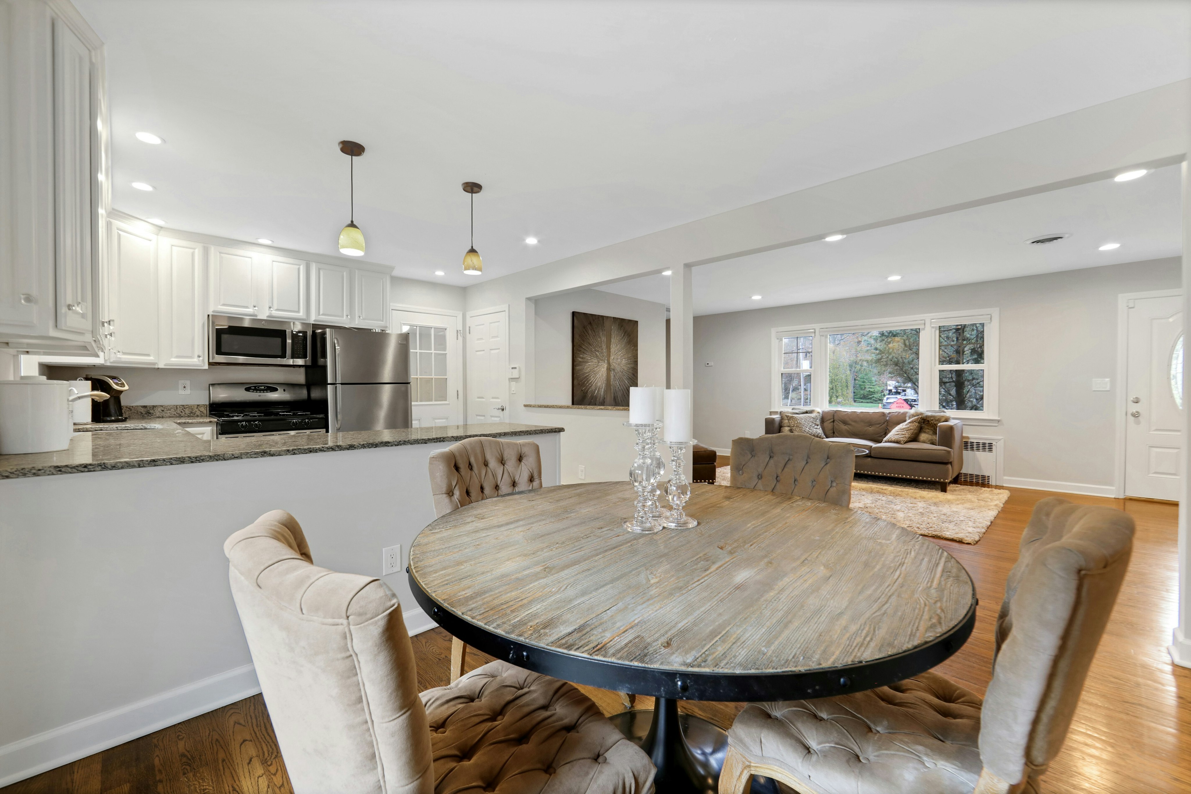 916 Colonial Road 