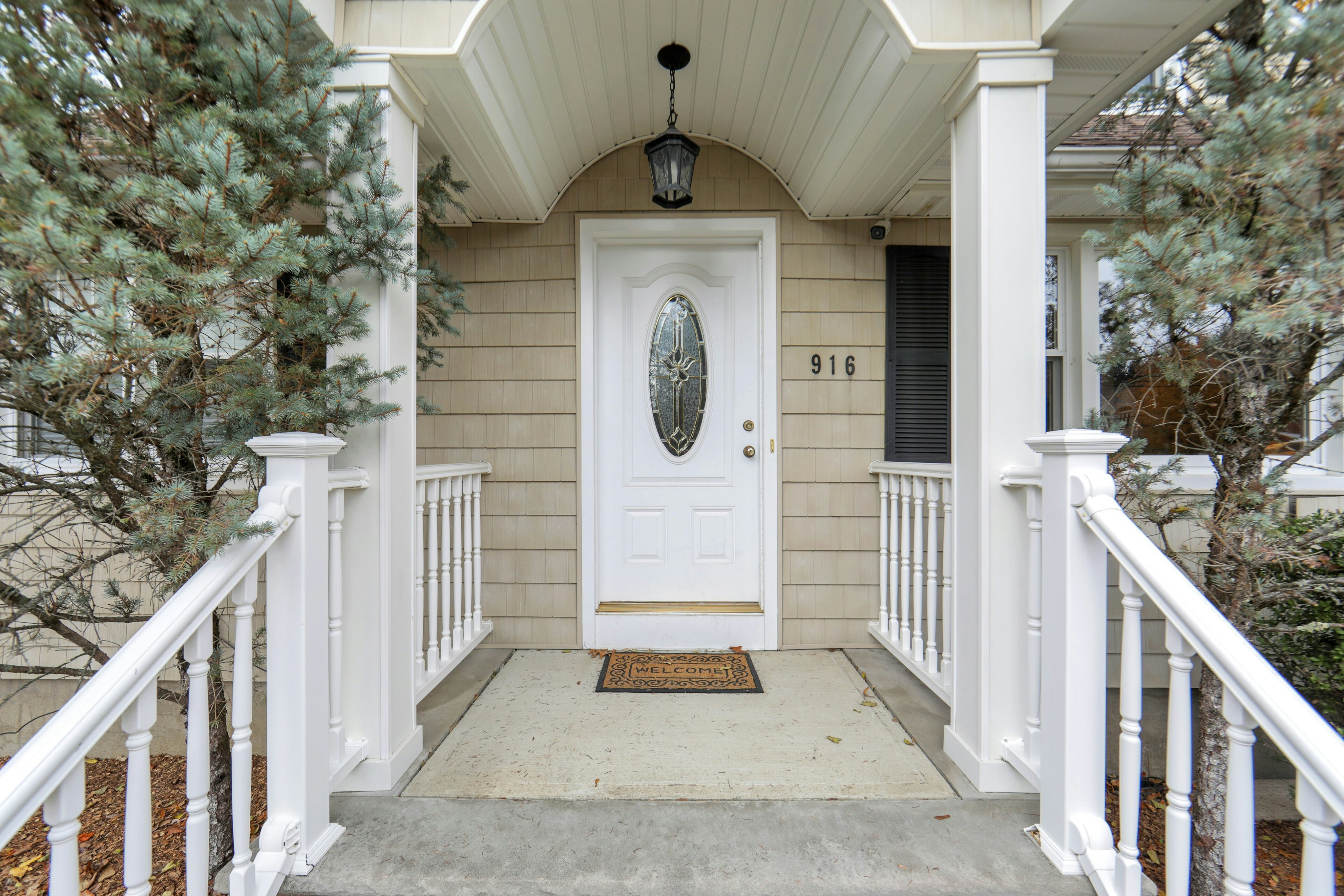 916 Colonial Road 