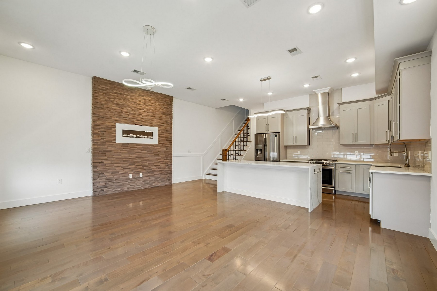 46 Carlton St Unit# 2