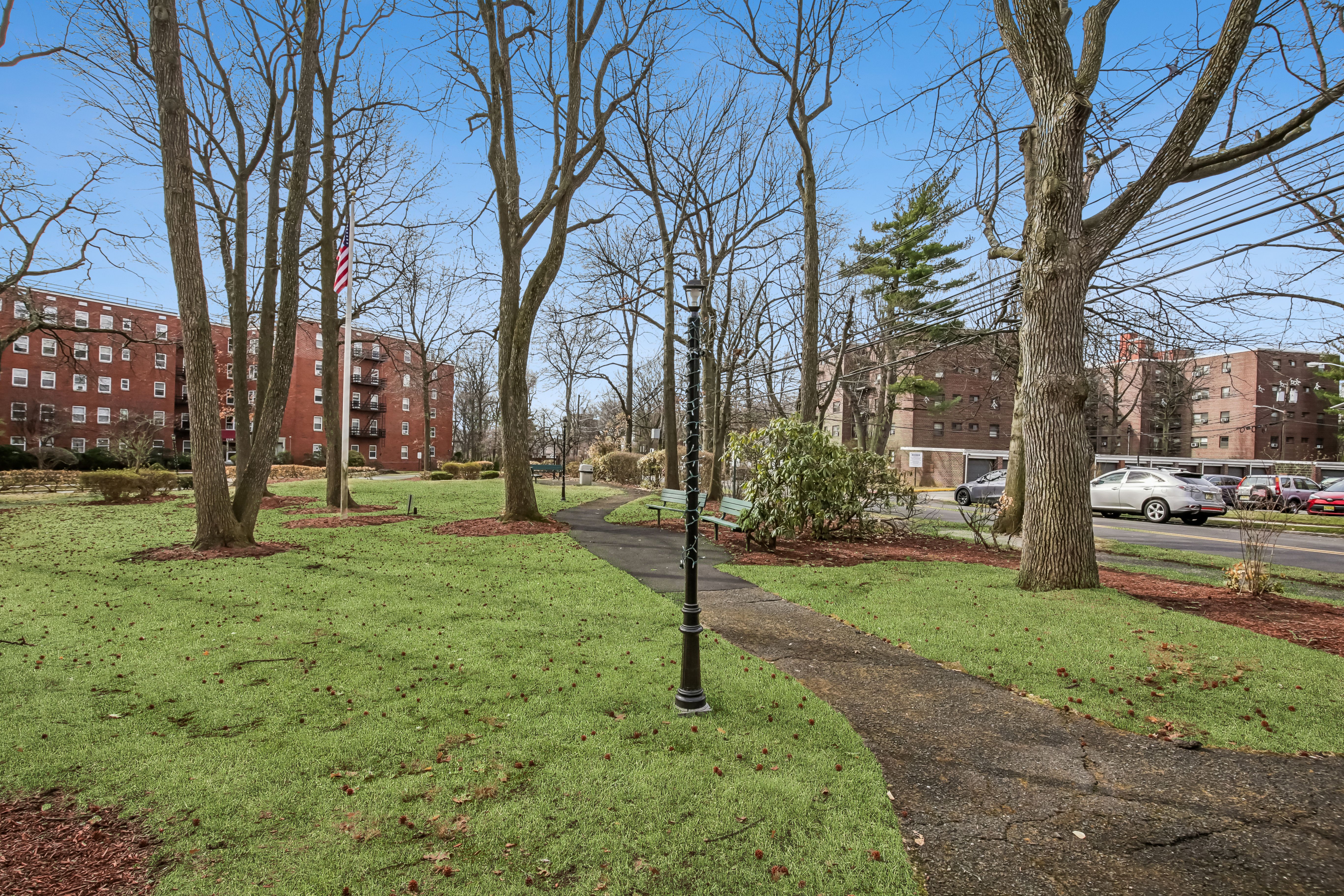 2350 Linwood Avenue #4E