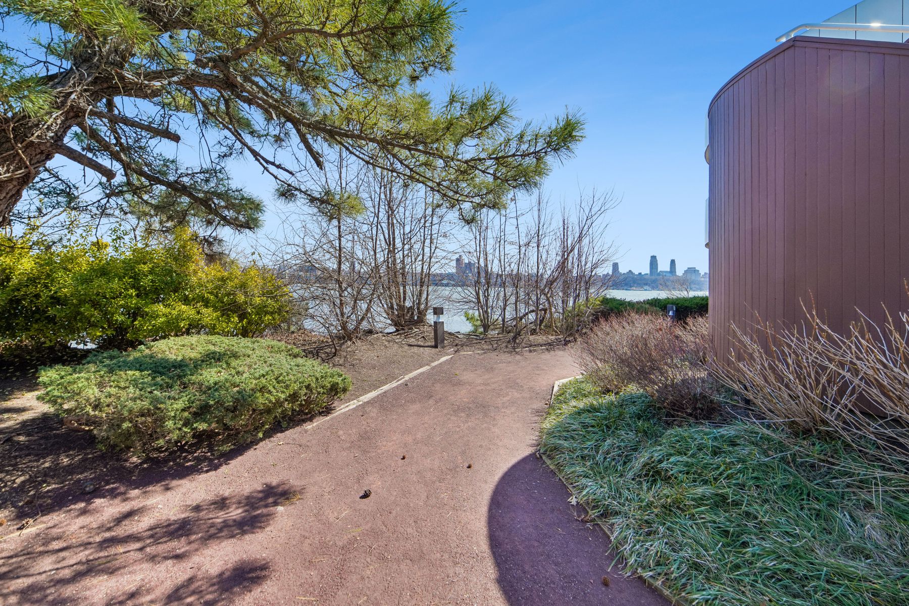 1055 River Road #302