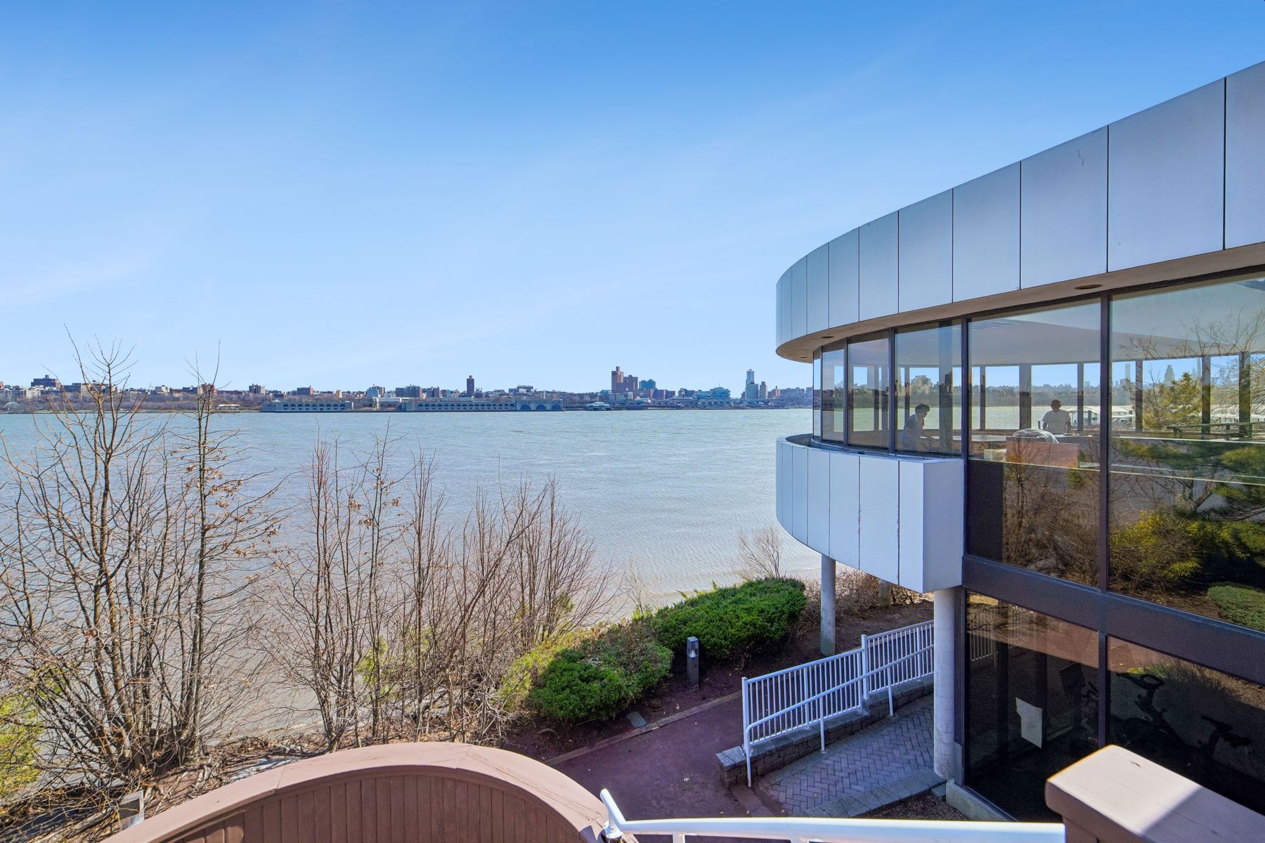 1055 River Road #302