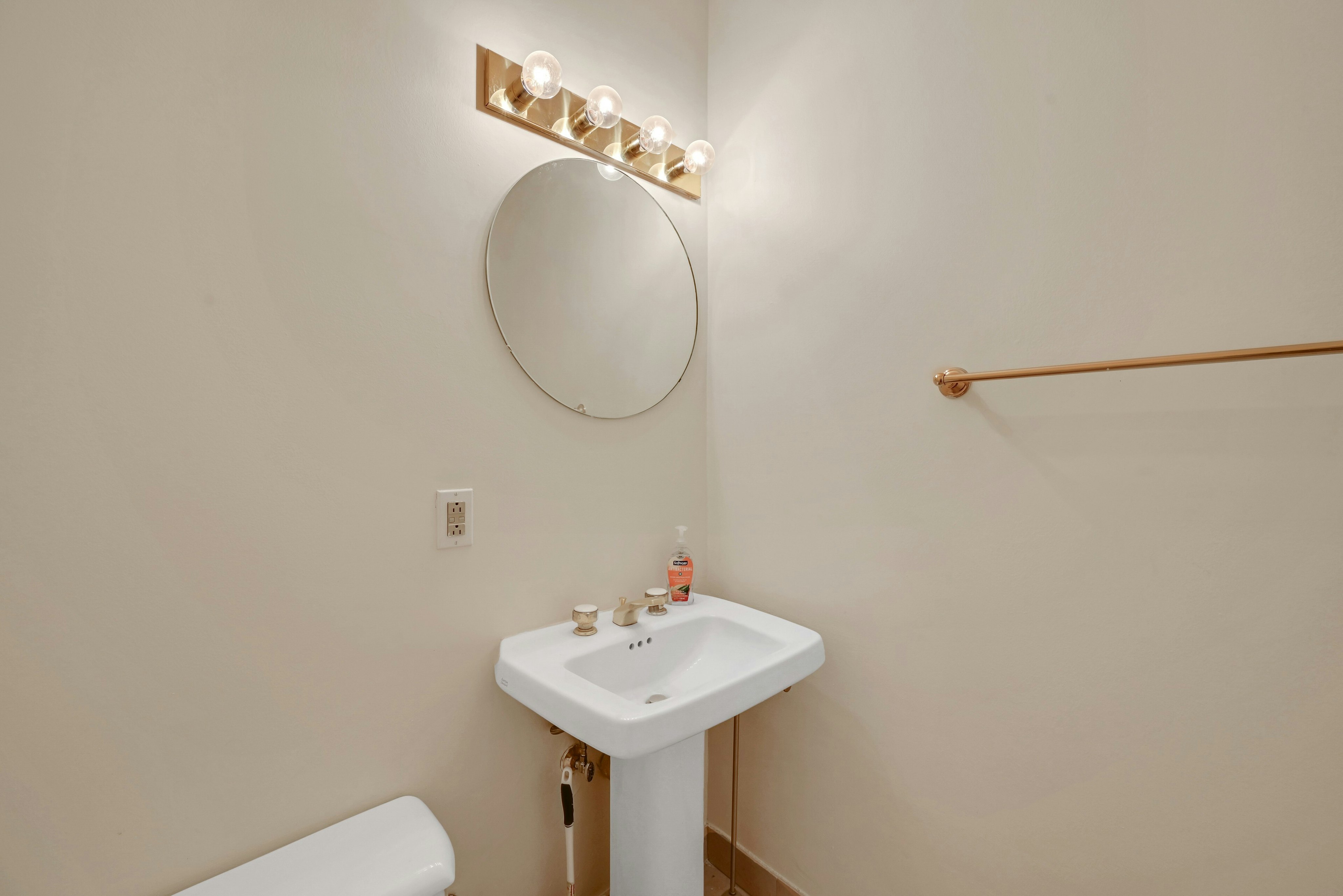 100 Carlyle Drive 5L-N