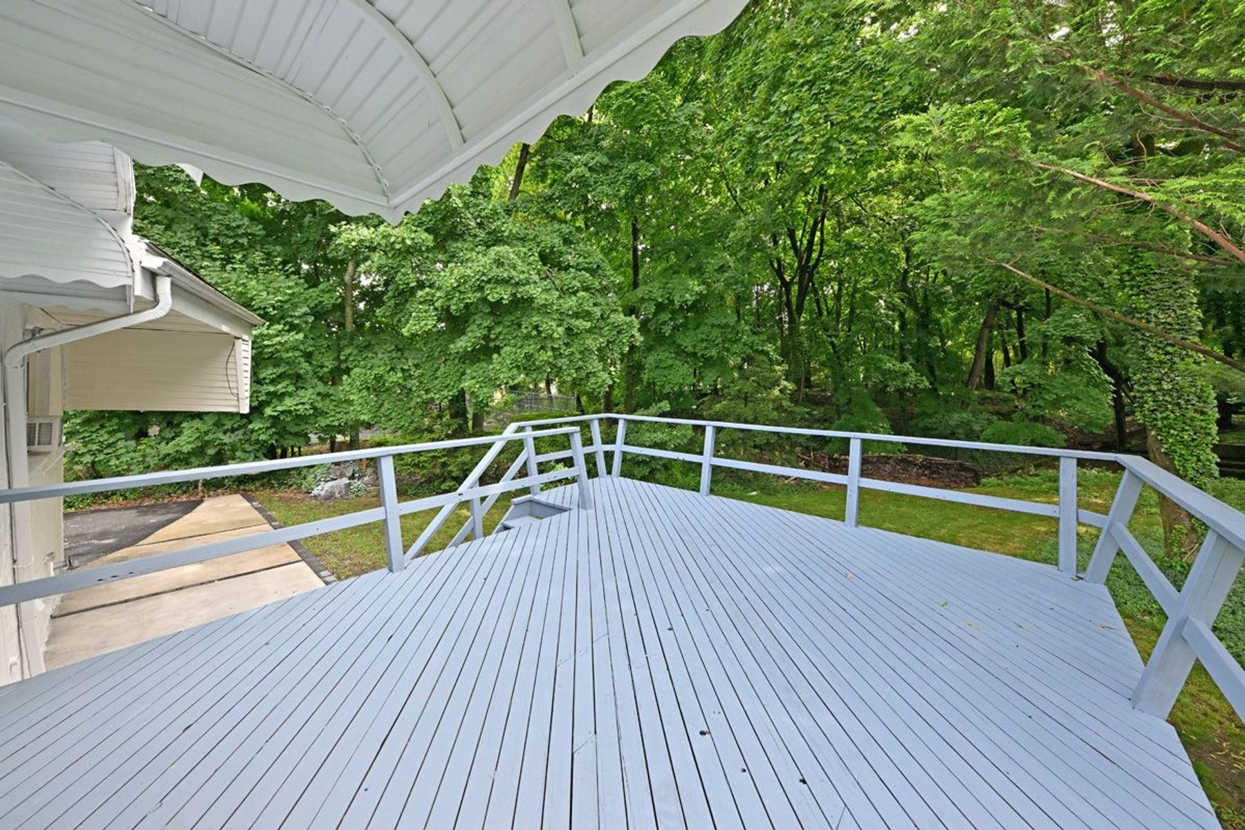 211 Lakeview Drive 