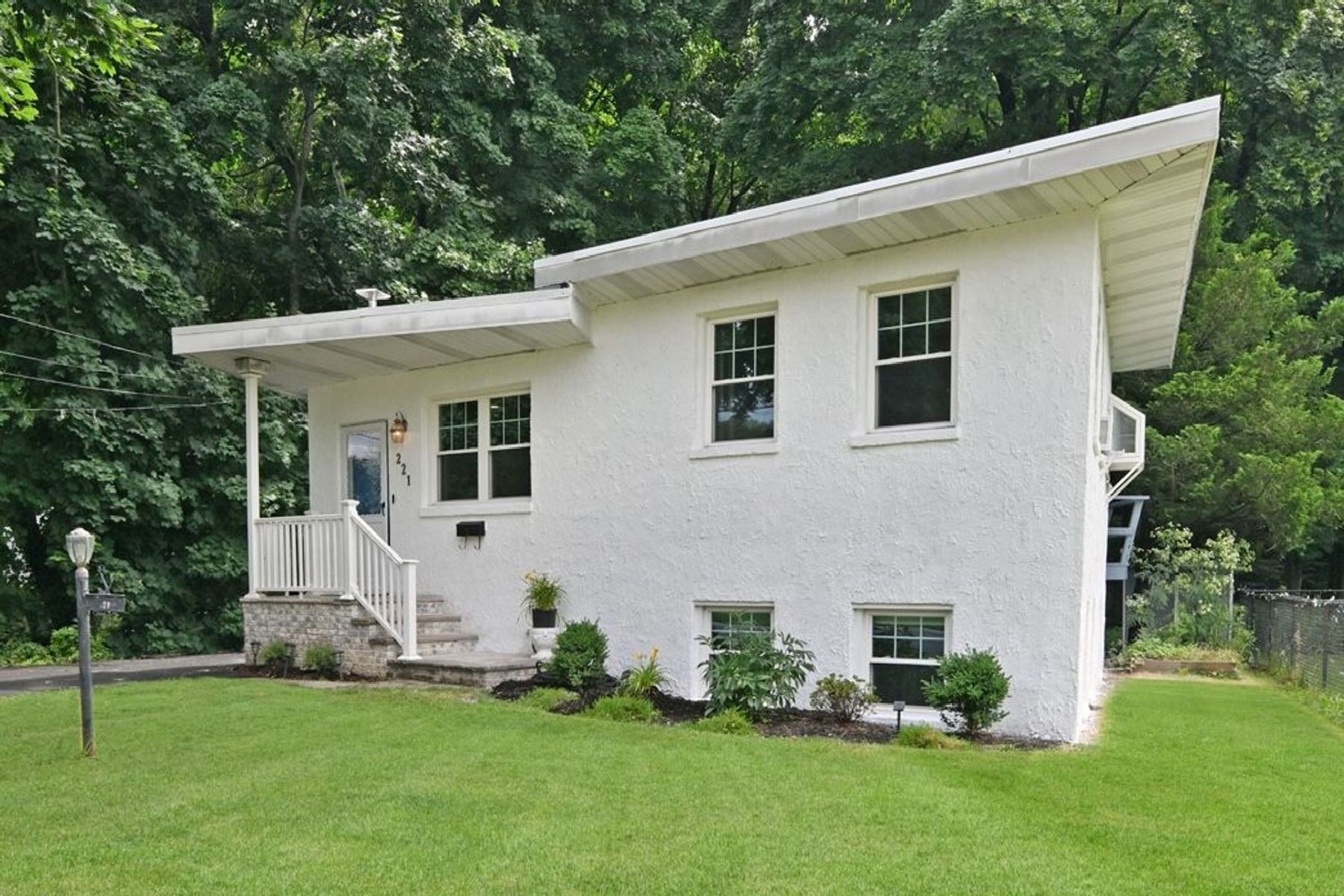 211 Lakeview Drive 