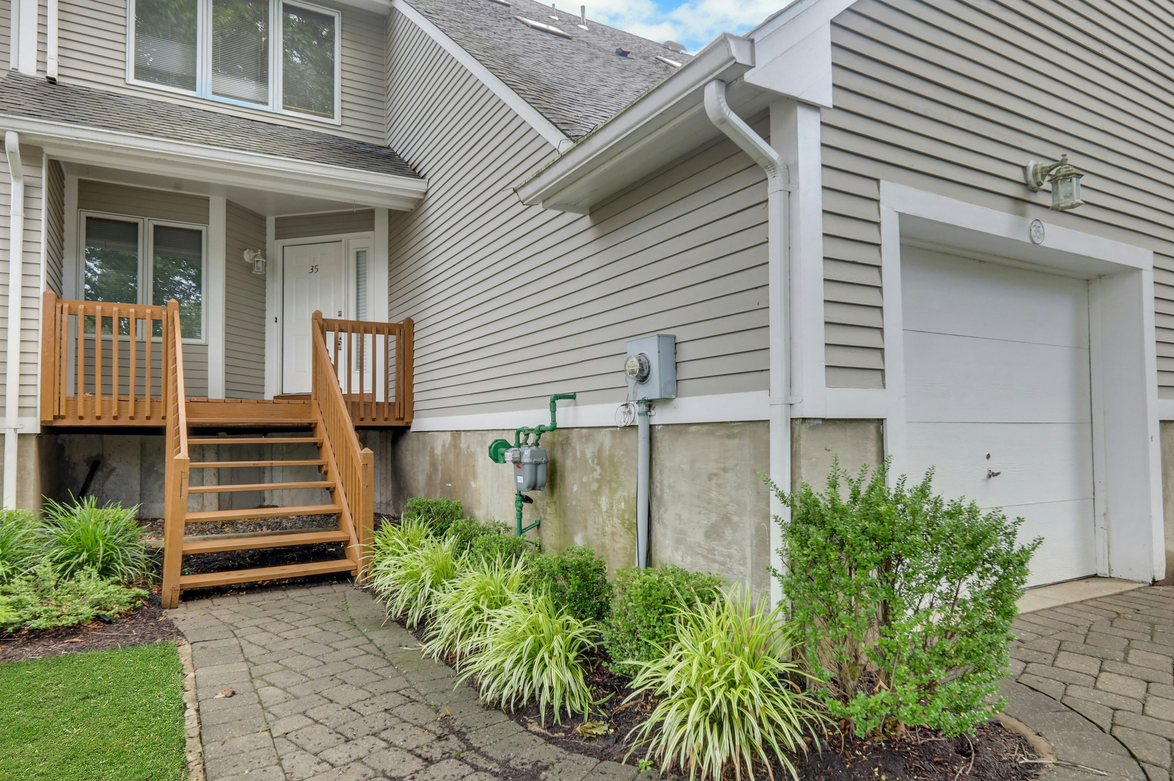 35 Reagan Way 