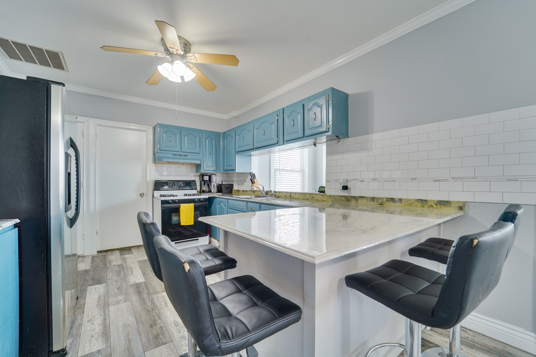 333 W Clay Avenue