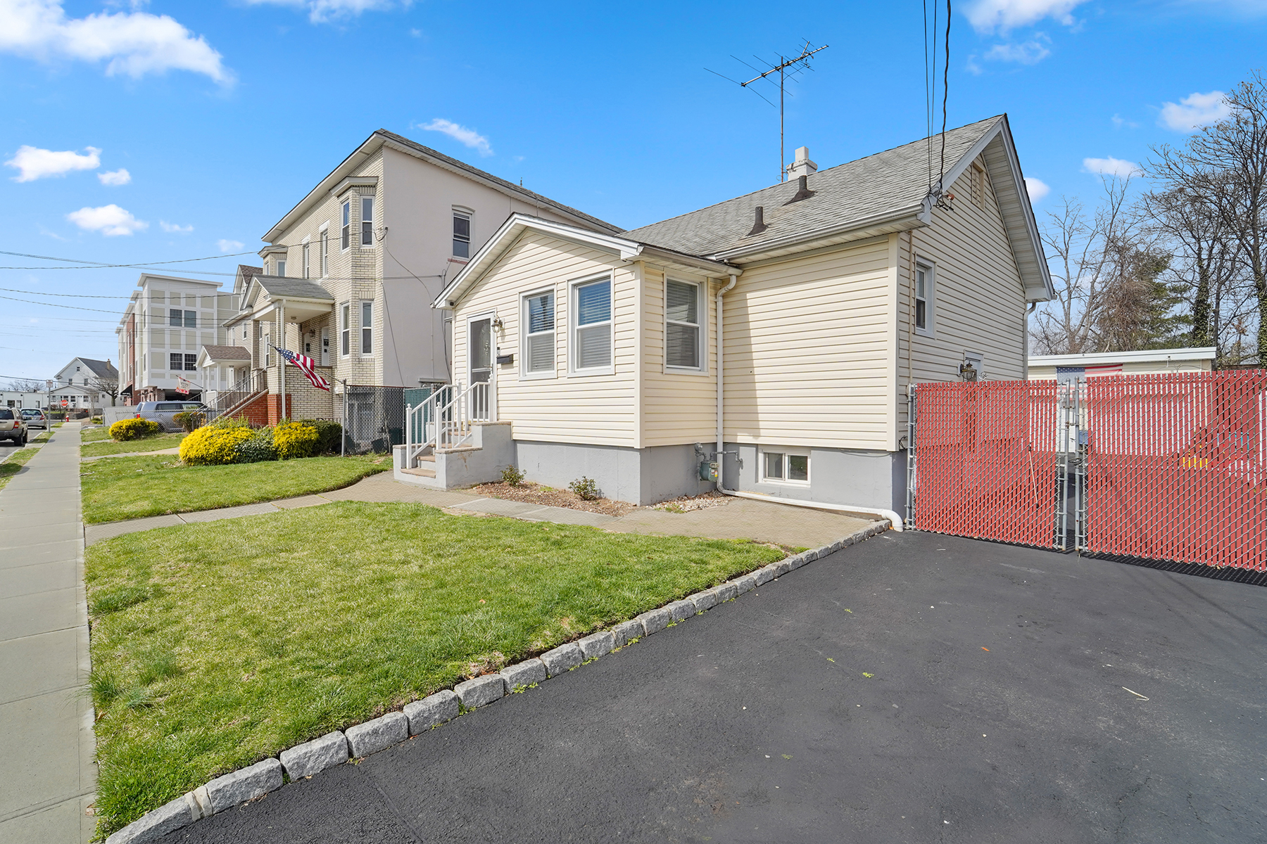 333 W Clay Avenue