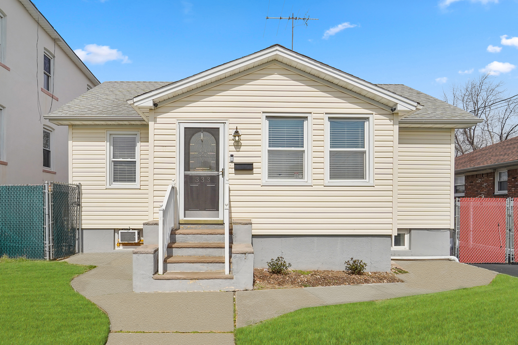 333 W Clay Avenue