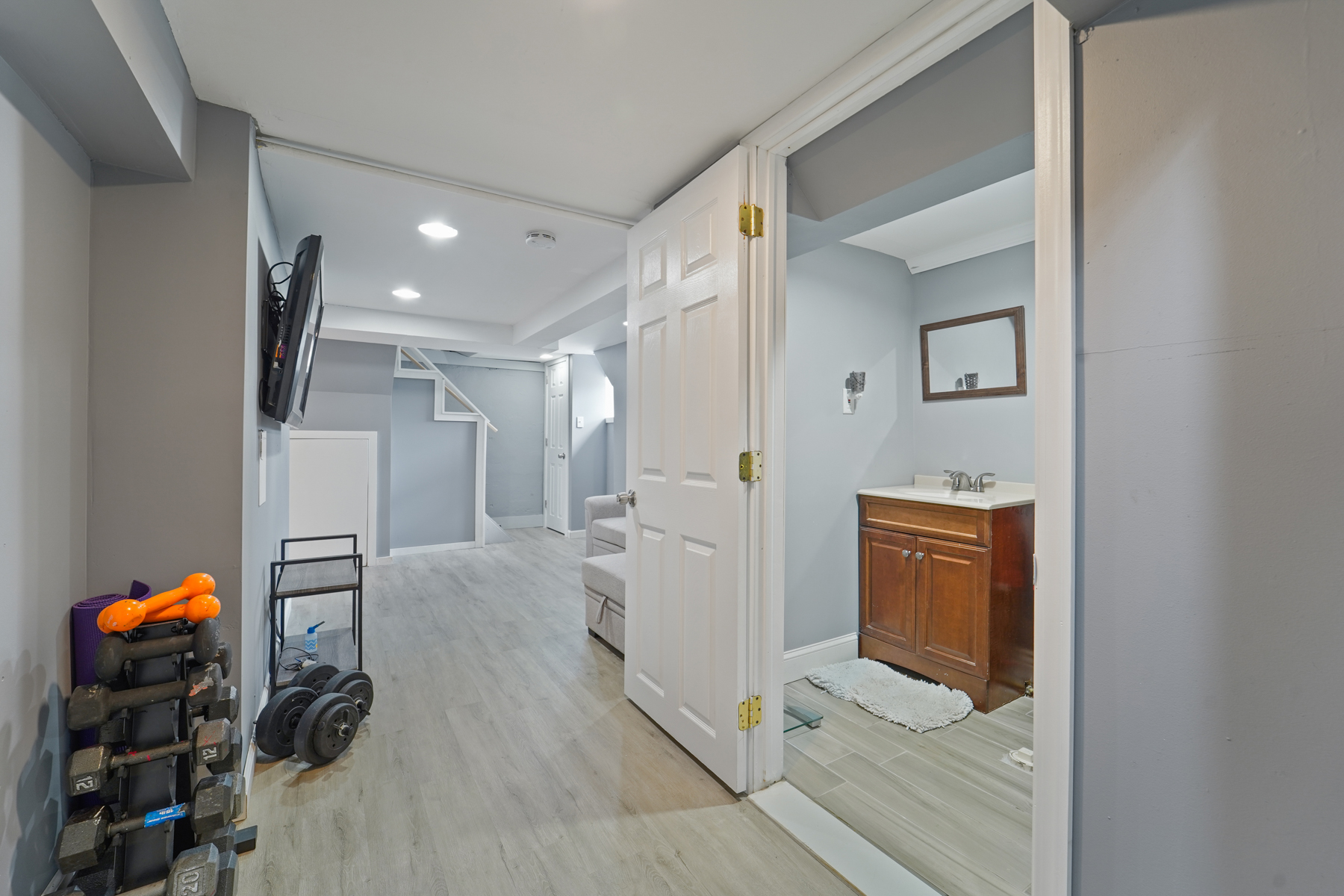 333 W Clay Avenue