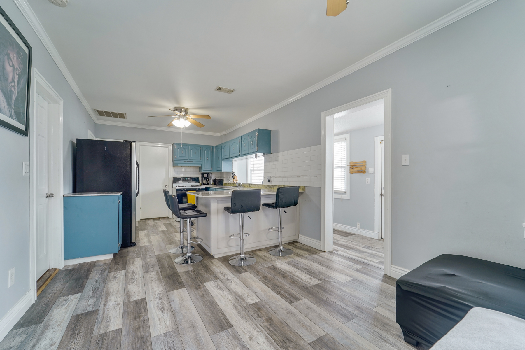 333 W Clay Avenue