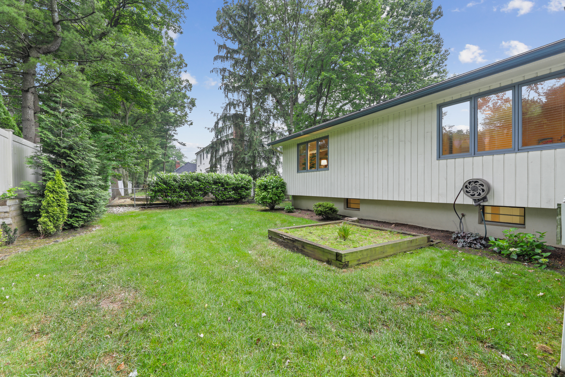 16 Knollwood Drive