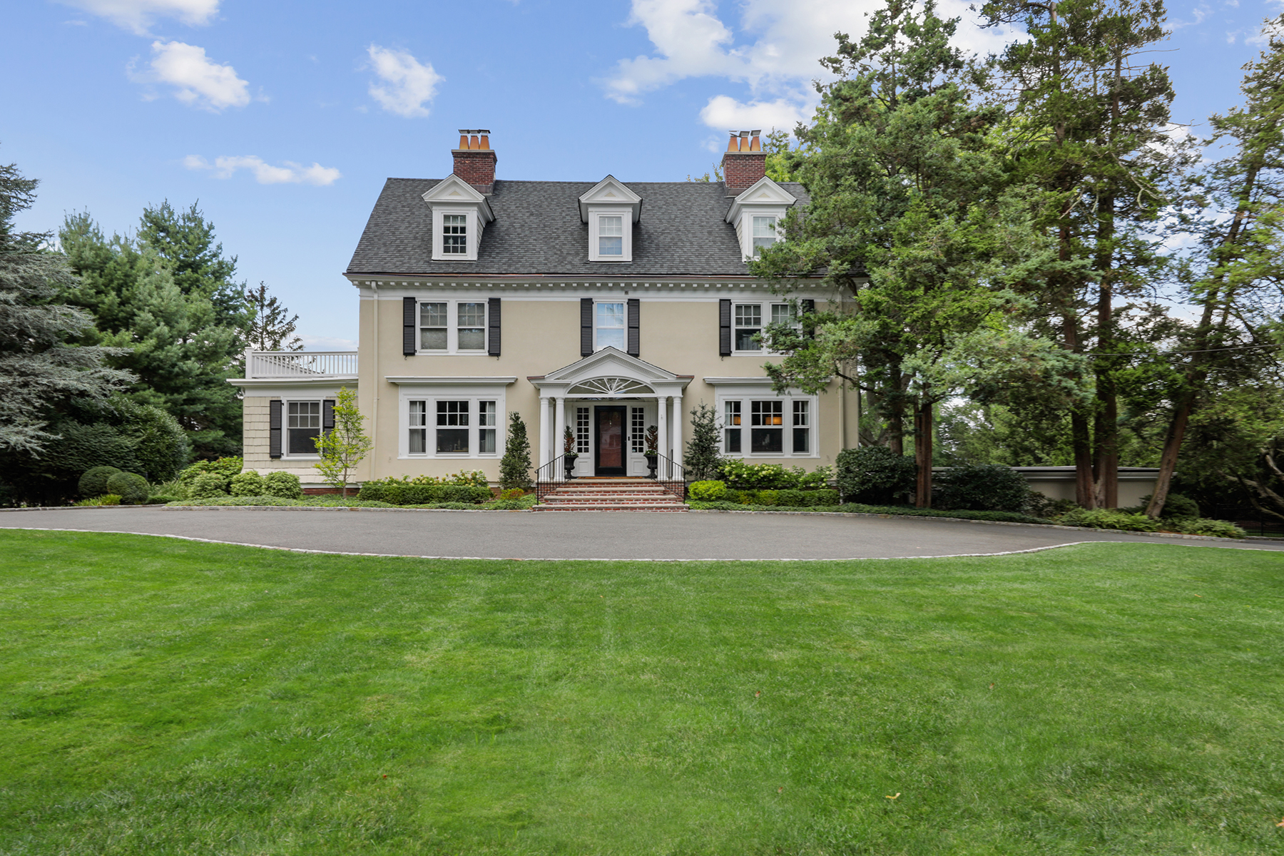 320 Summit Avenue