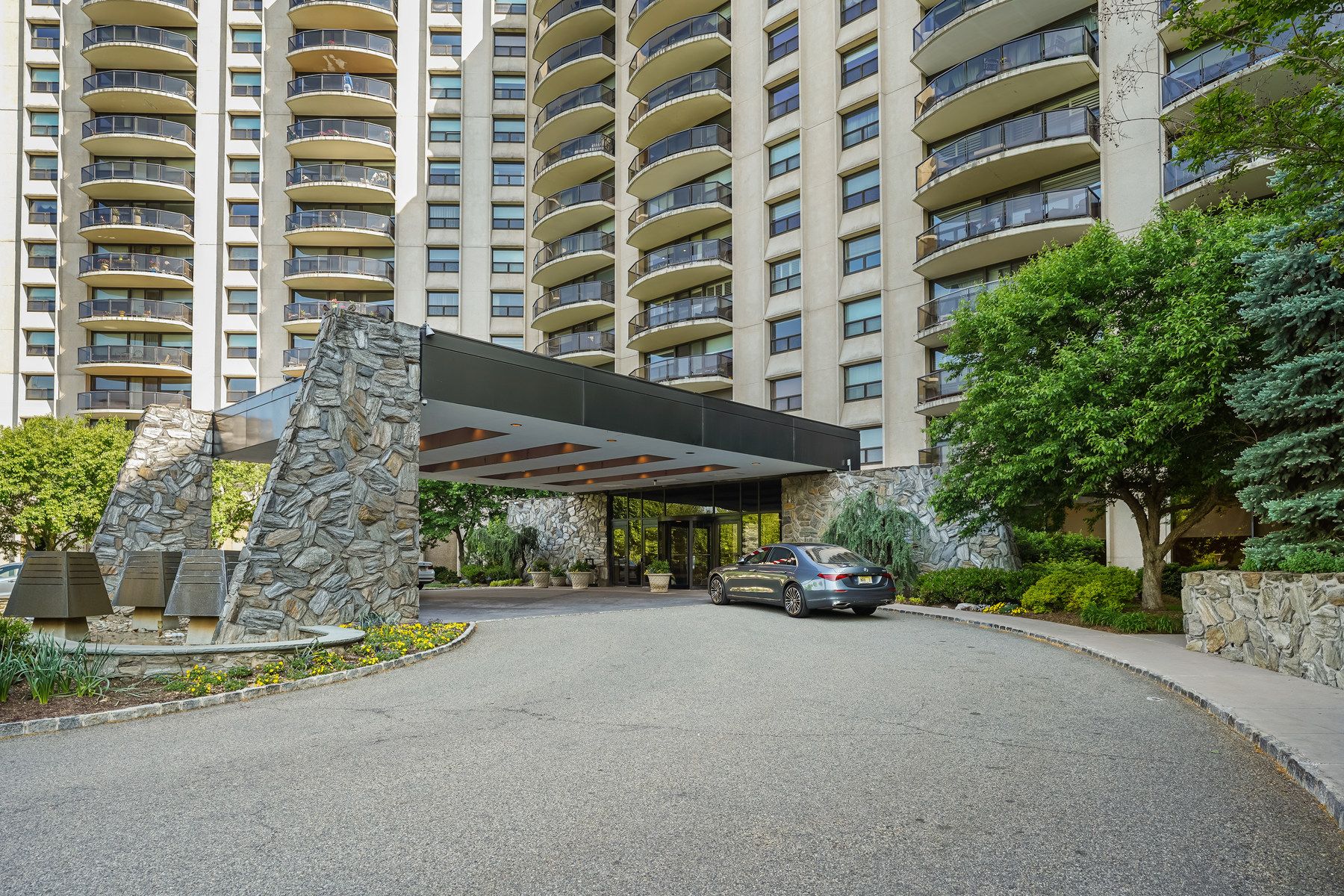 2 Claridge Dr, 10EE Unit# 10EE