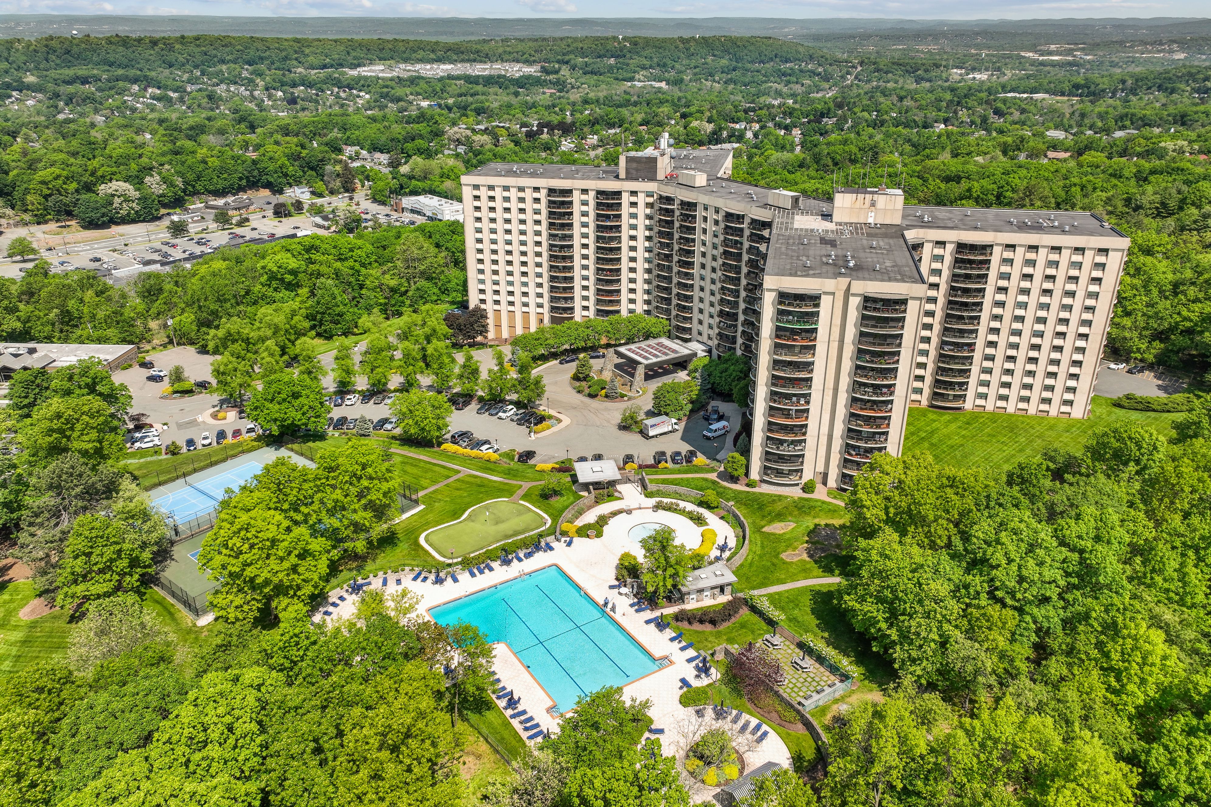 2 Claridge Dr, 10EE Unit# 10EE