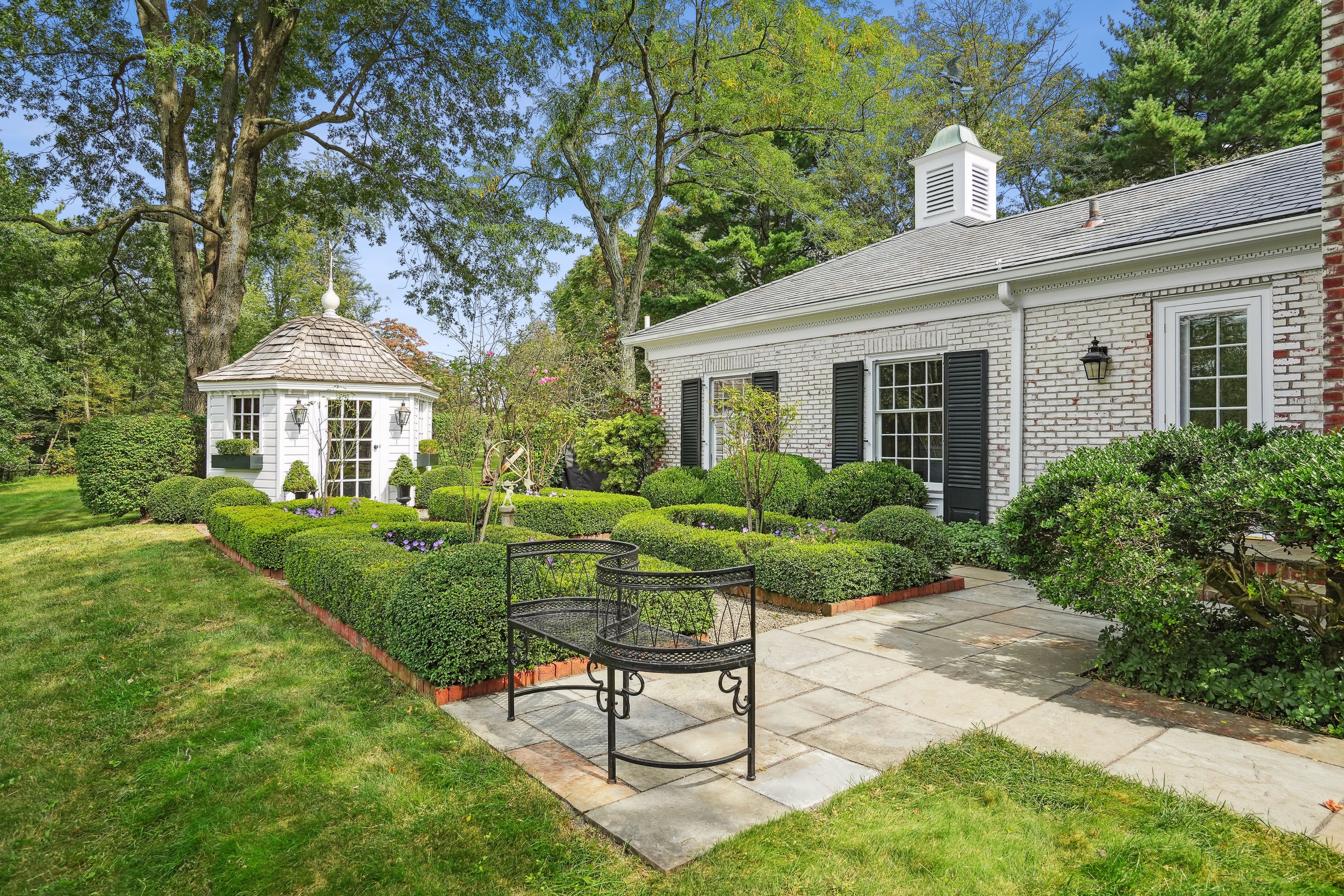 21 Featherbed Lane 