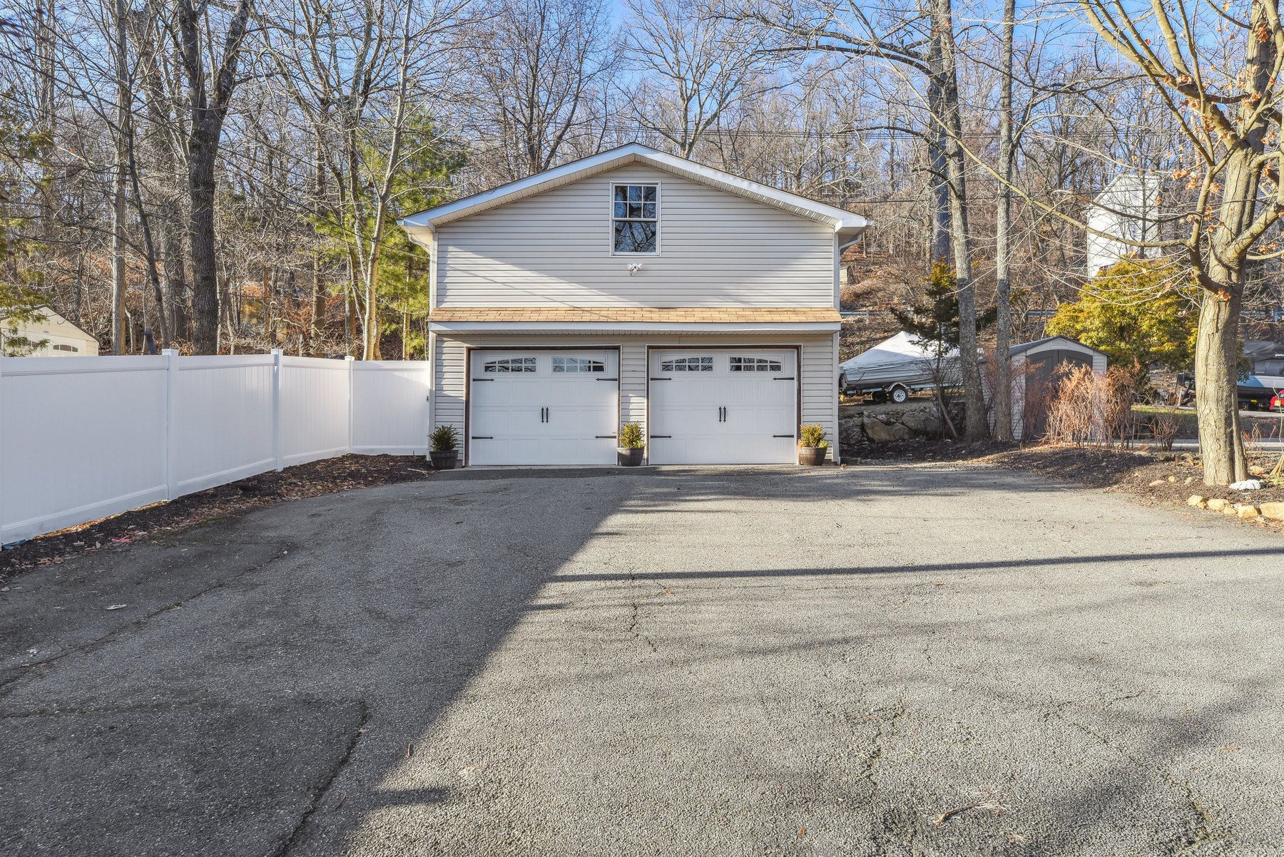 251 Lakeside Boulevard 