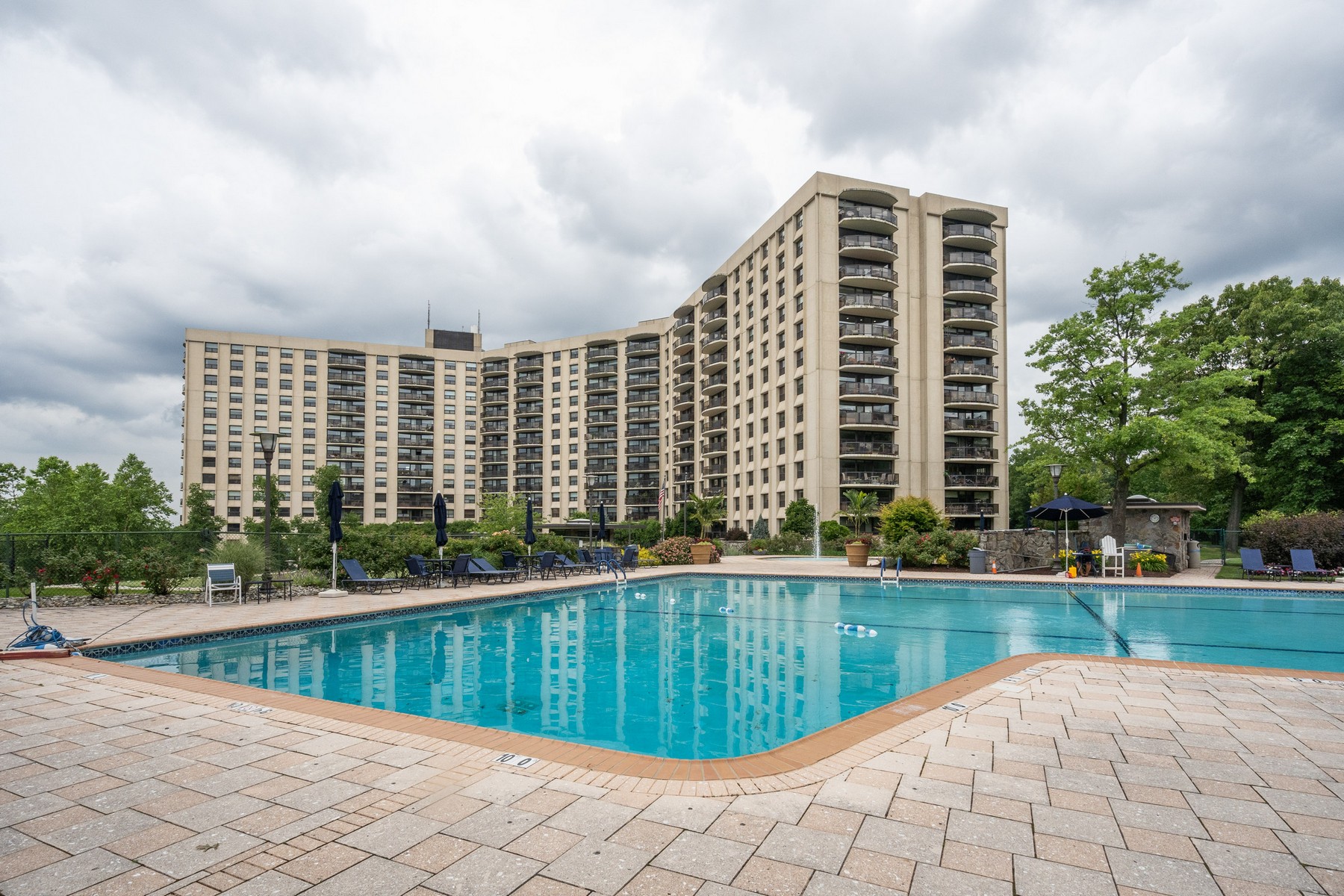2 Claridge Dr, 11ge Unit# 11GE