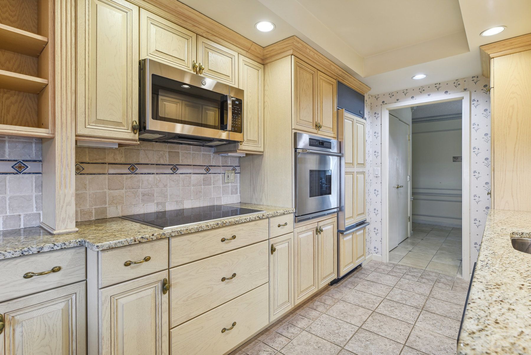 2 Claridge Dr Unit# 8HE