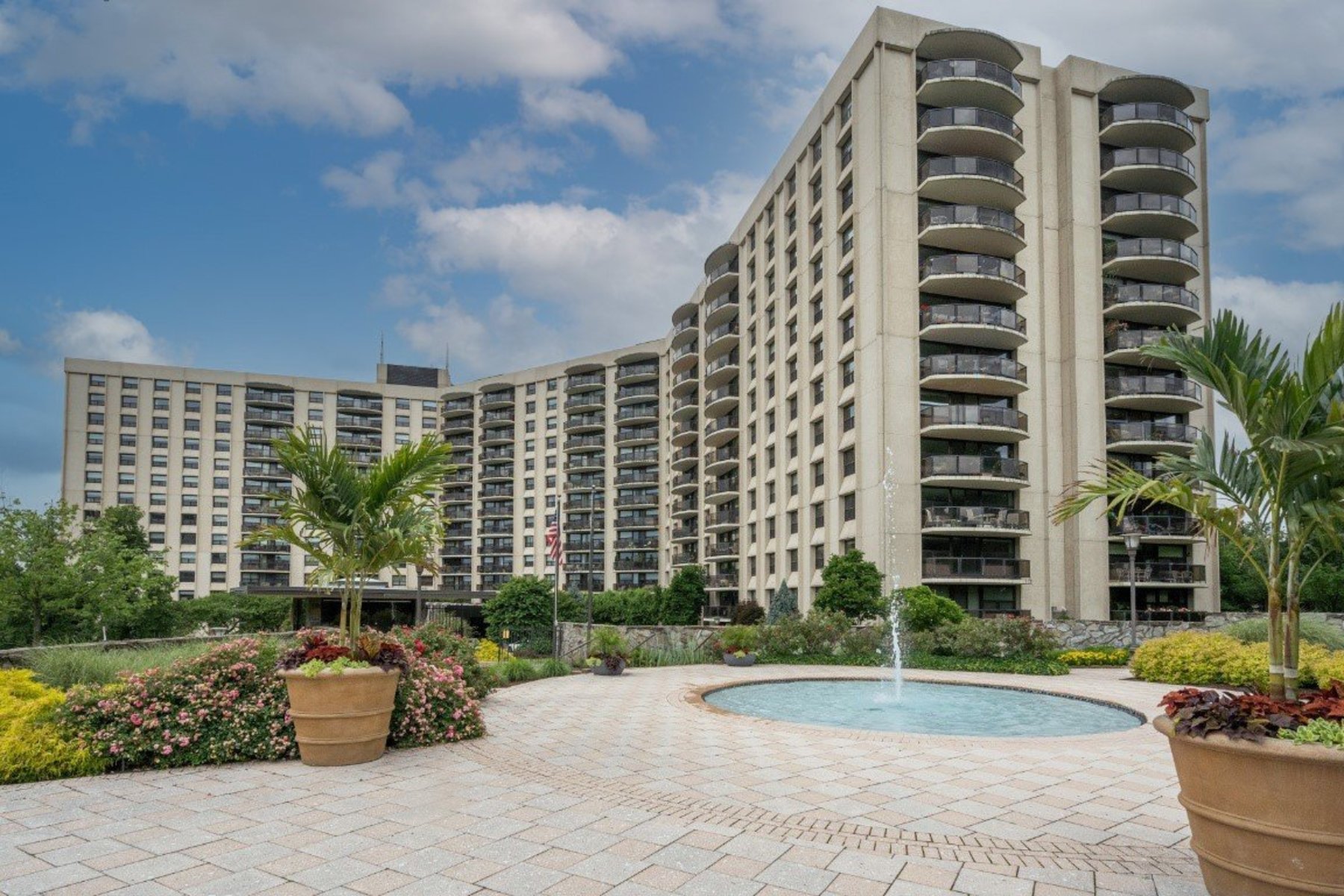 2 Claridge Dr Unit# 8HE