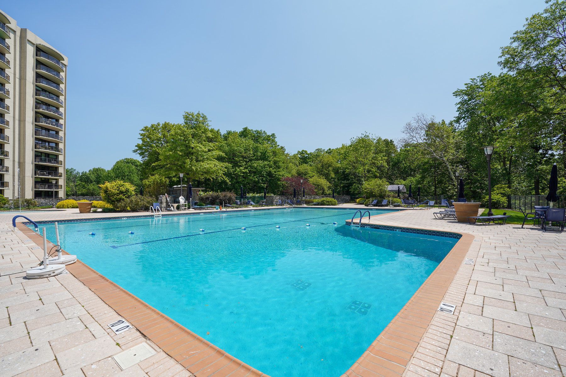 2 Claridge Dr Unit# 8HE