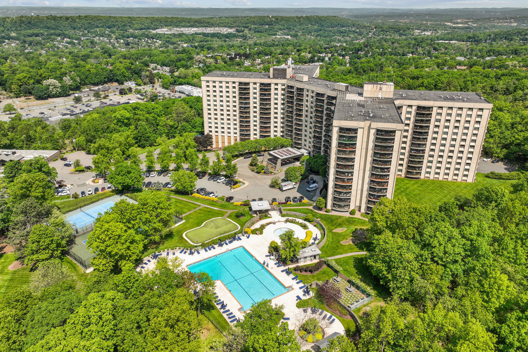 2 Claridge Dr Unit# 8HE